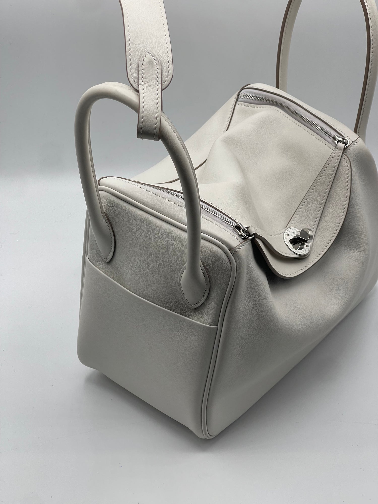 Hermès - Sac Lindy 26 Swift gris pale