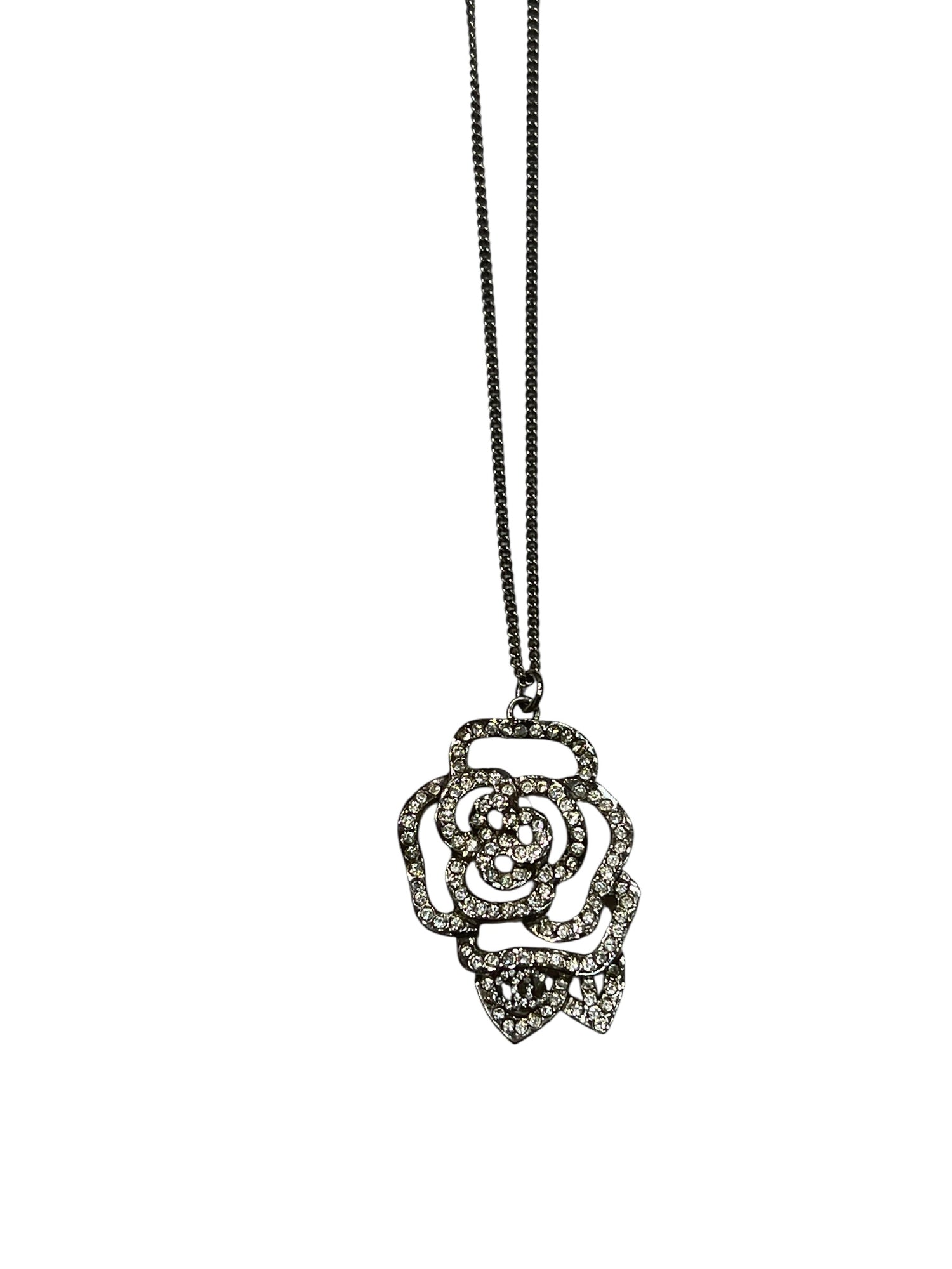 Chanel - collier chaîne métal argenté camélia et cc strass