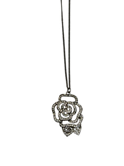 Chanel - collier chaîne métal argenté camélia et cc strass