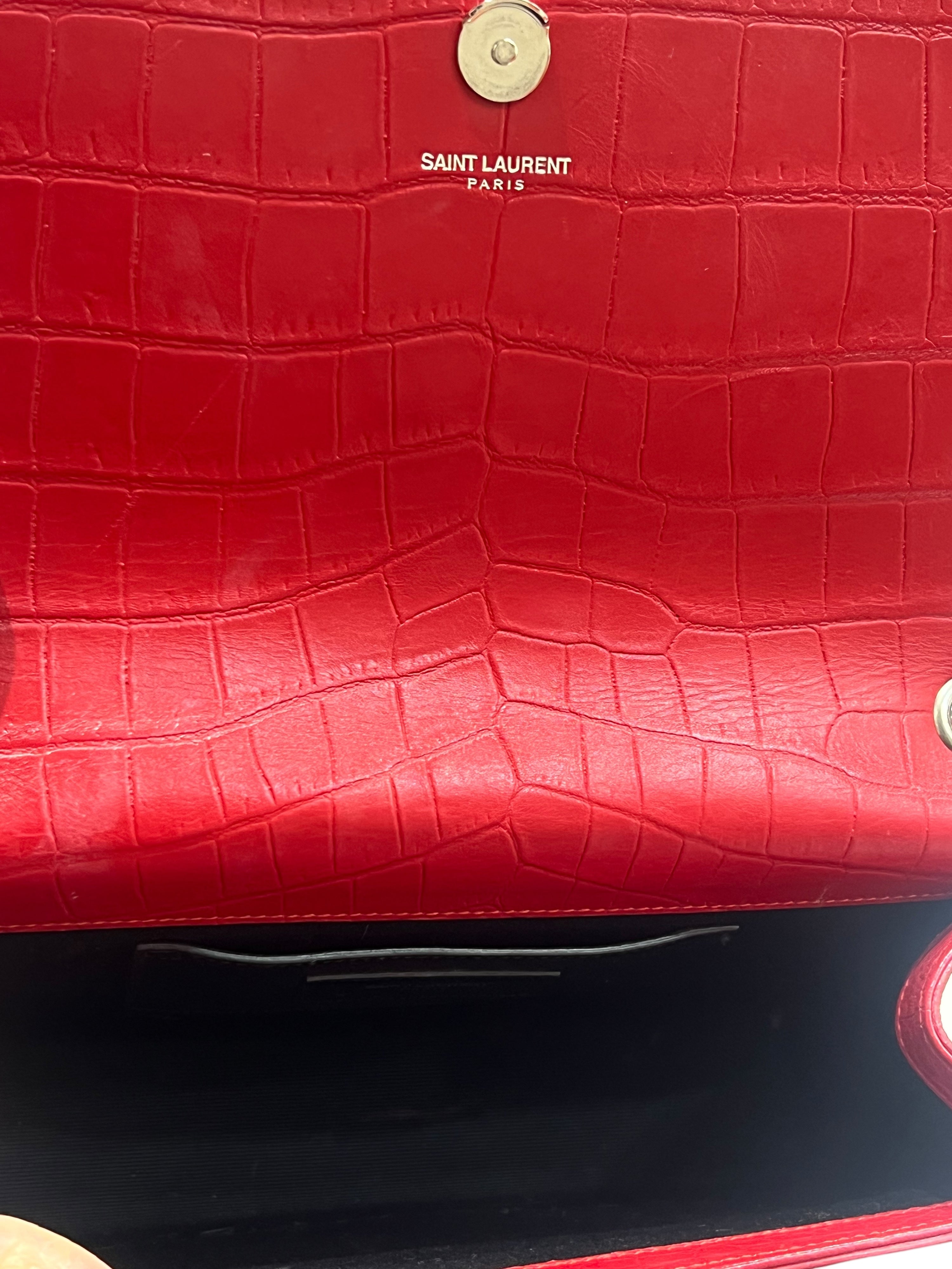 Saint Laurent - mittelgroße Kate-Tasche aus Leder mit Krokodilprägung und rotem Quast
