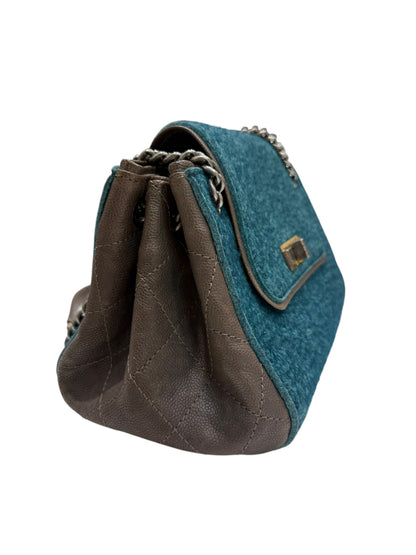 Chanel Reissue 2.55 Medium – Laine bouclée bleu canard &amp; cuir chocolat