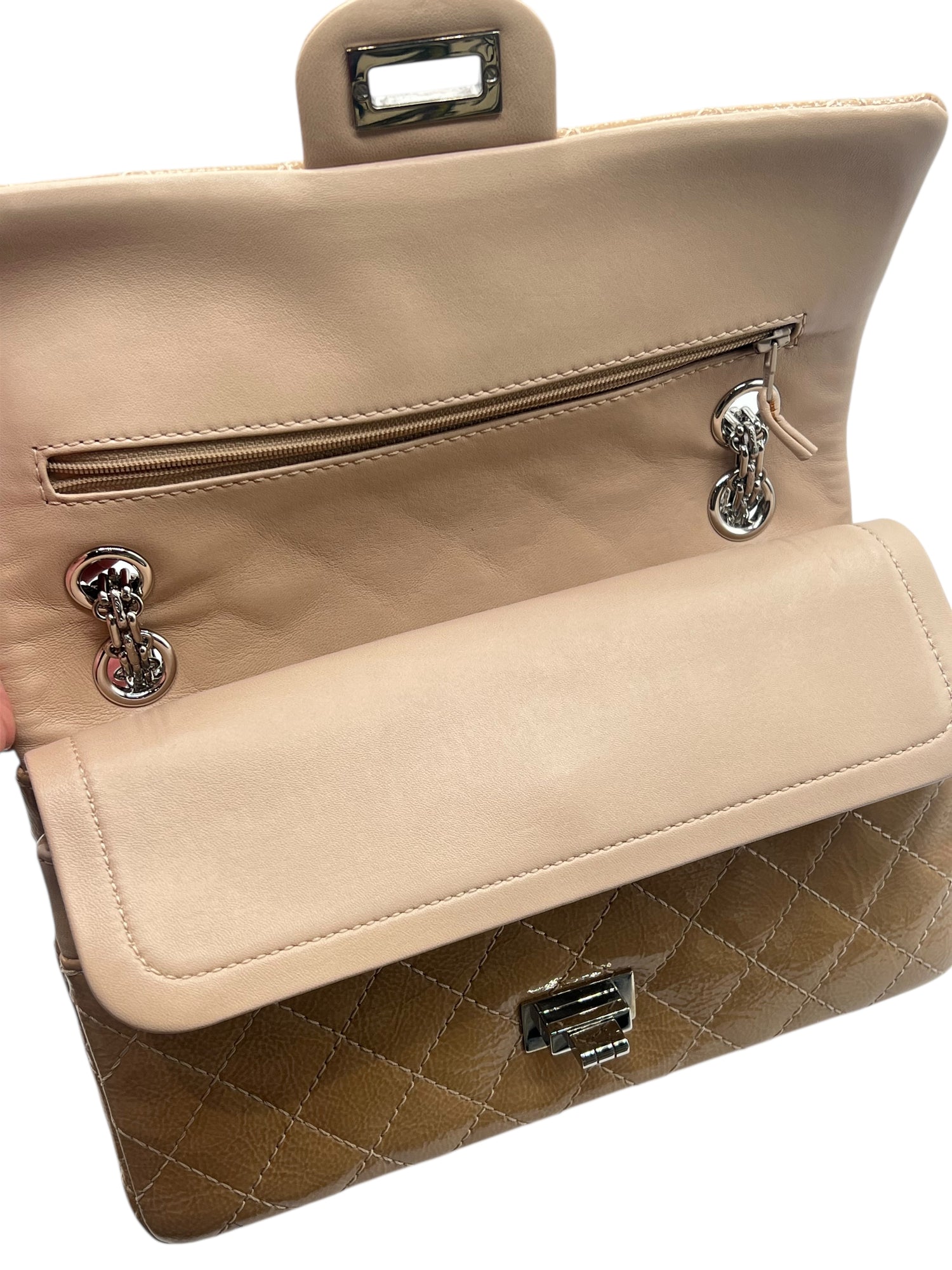 Chanel - sac 2.55 small cuir verni beige