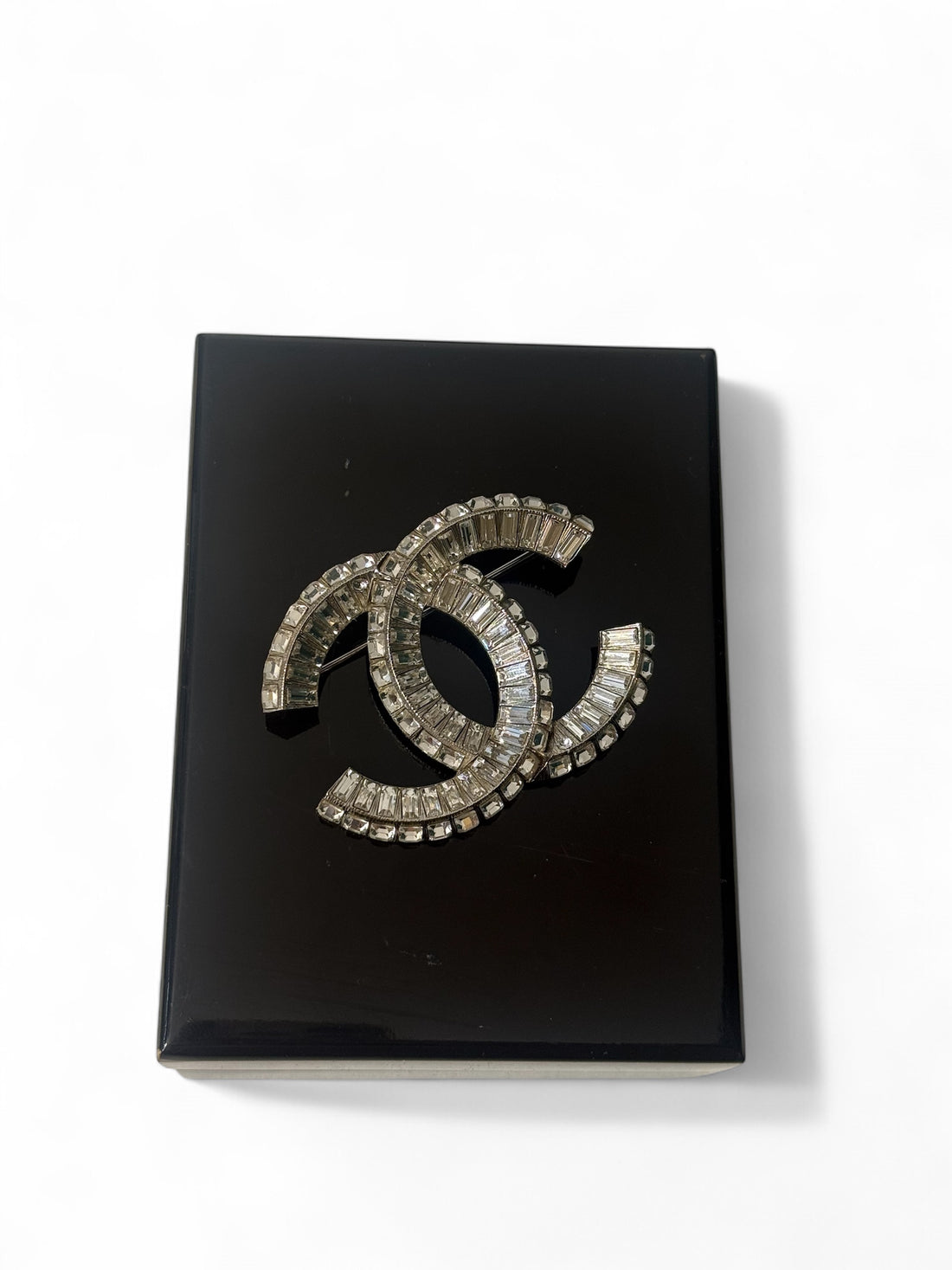 Chanel - Broche CC strass
