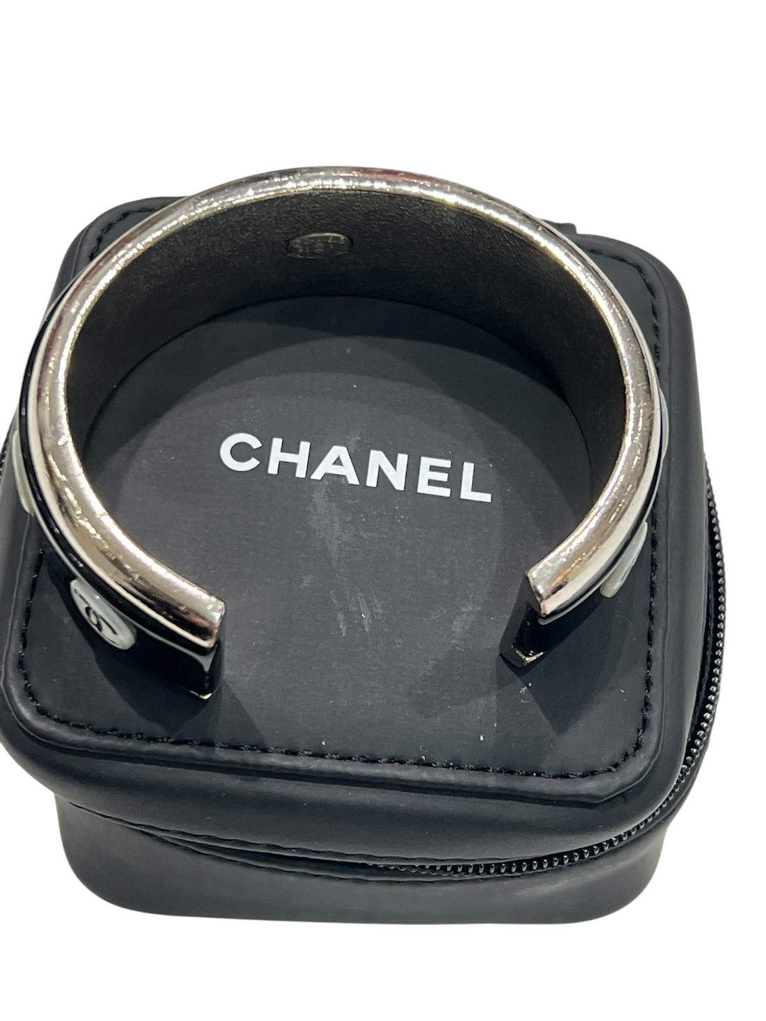 Chanel - demi jonc métal argenté, nacre
