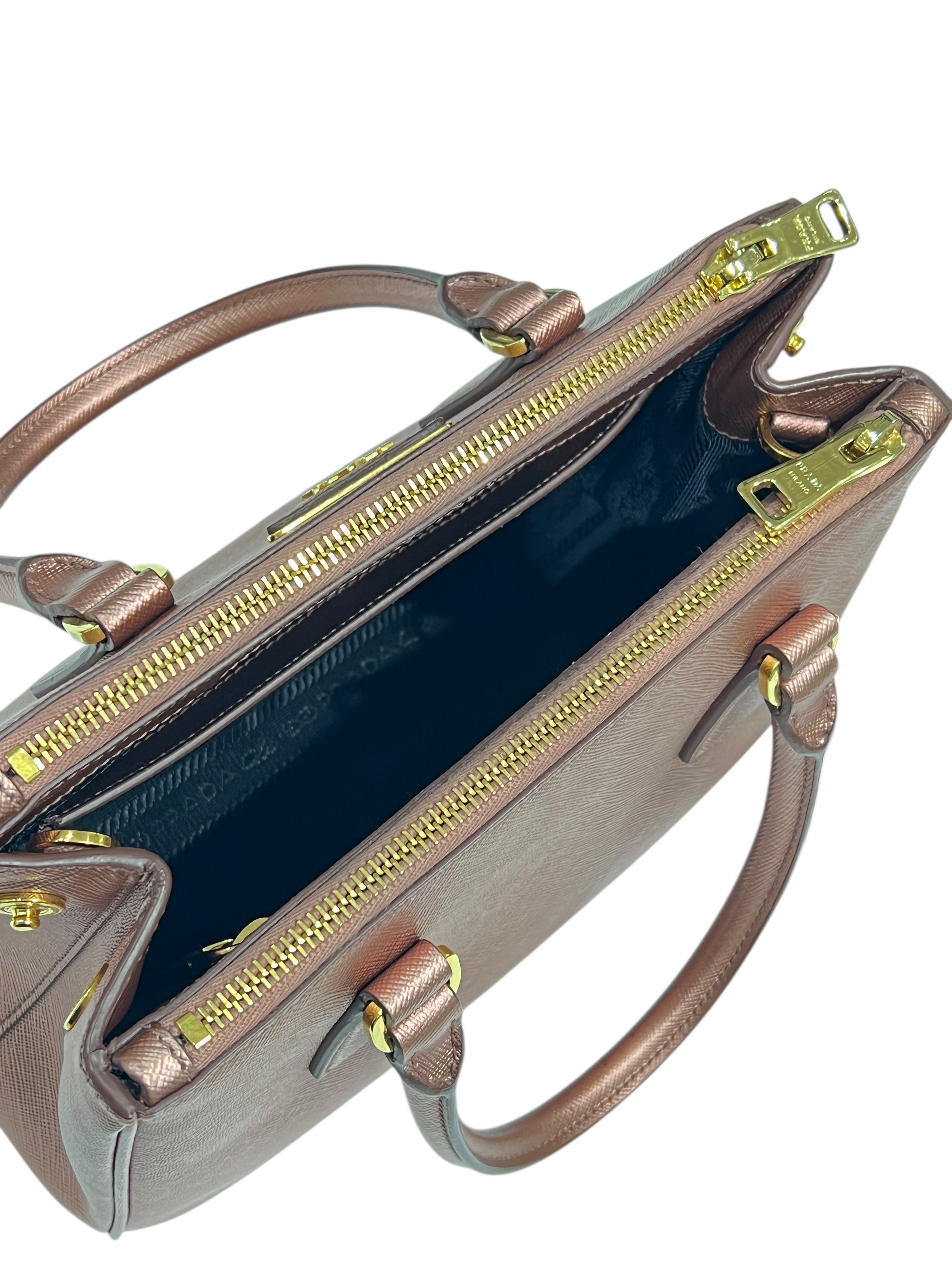 Prada / sac galleria PM cuir saffiano rose foncé irisé