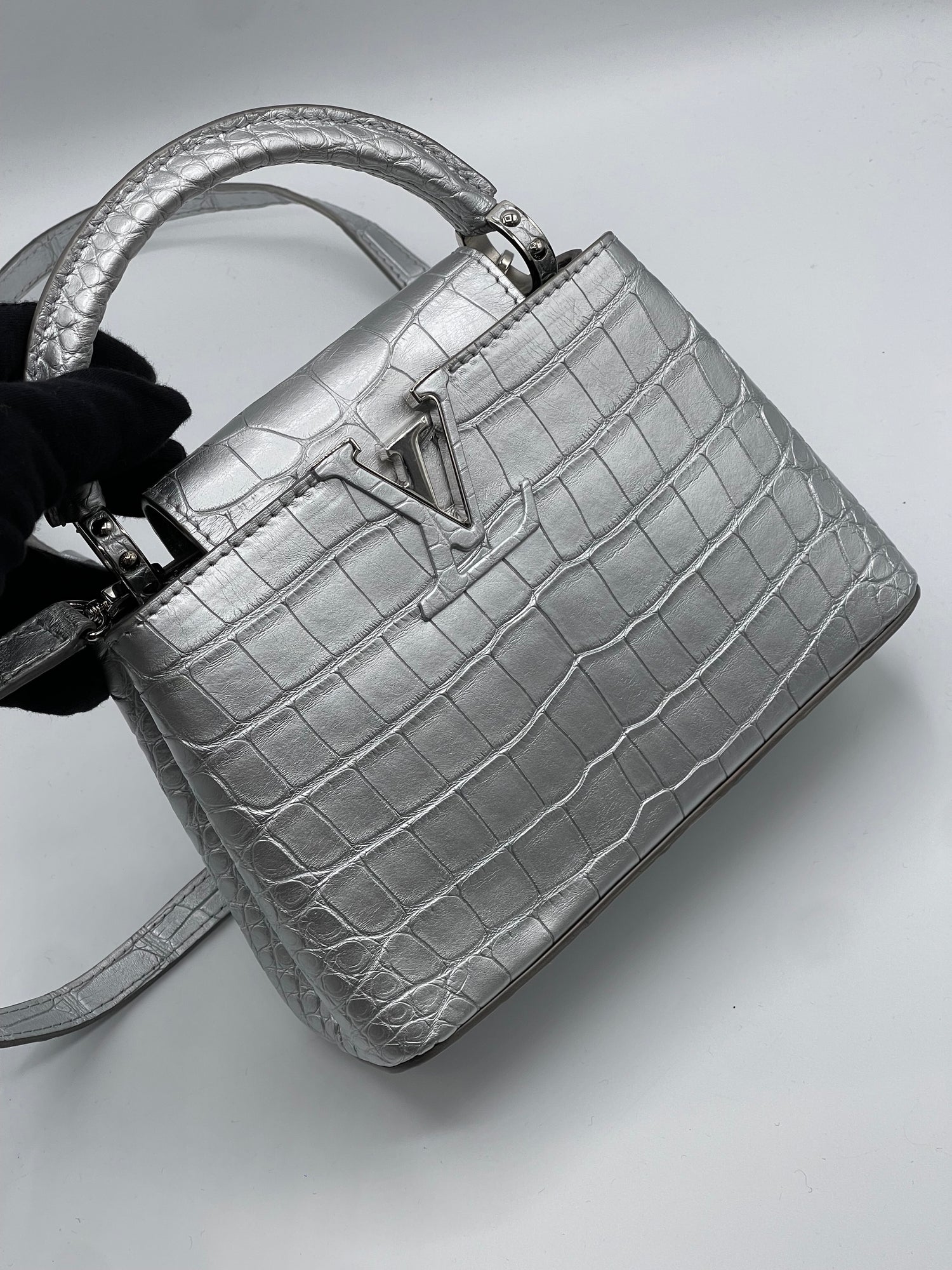 Louis Vuitton - Sac Capucines alligator Silver