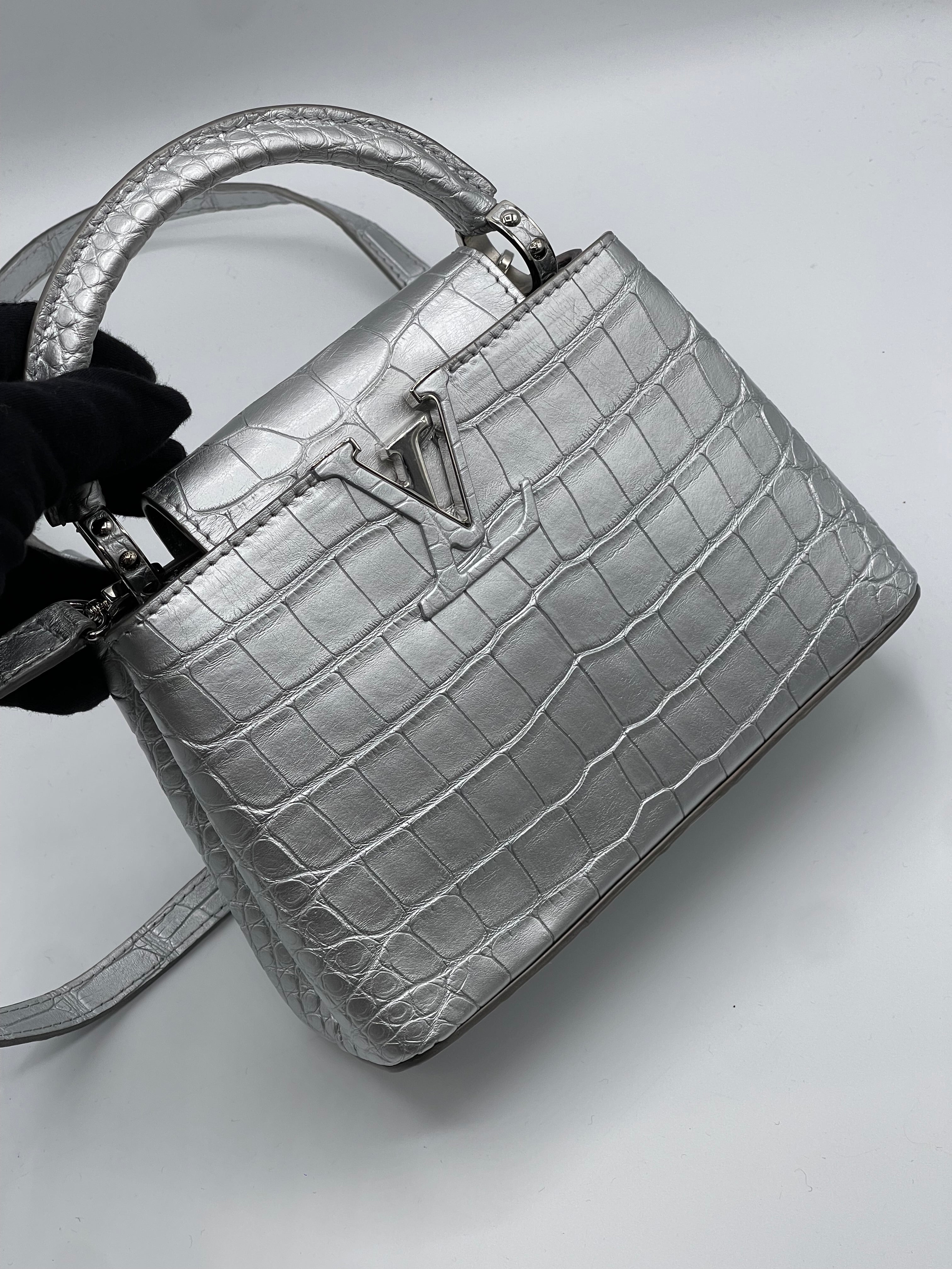 Louis Vuitton - Sac Capucines alligator Silver