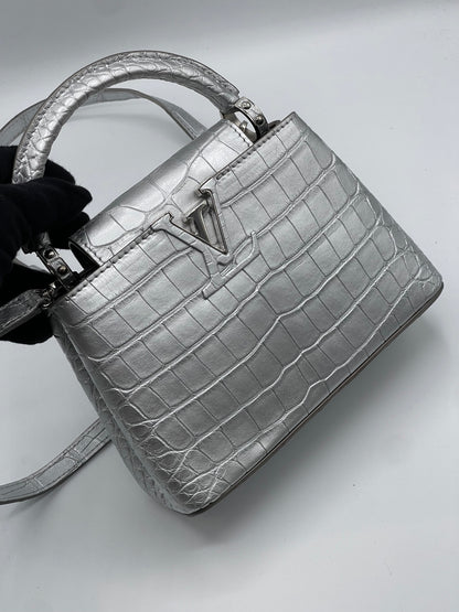 Louis Vuitton - Sac Capucines alligator Silver