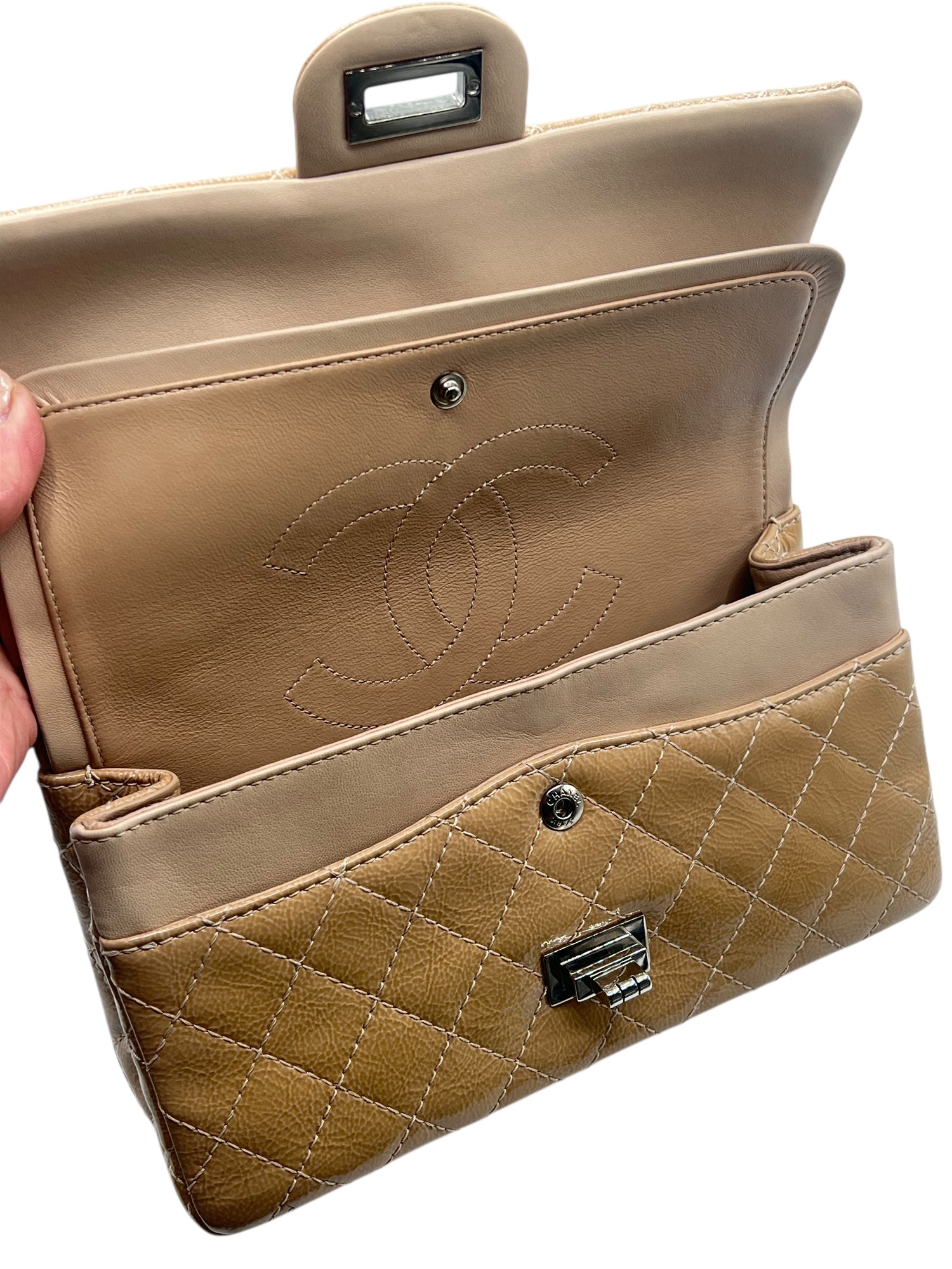 Chanel - sac 2.55 small cuir verni beige