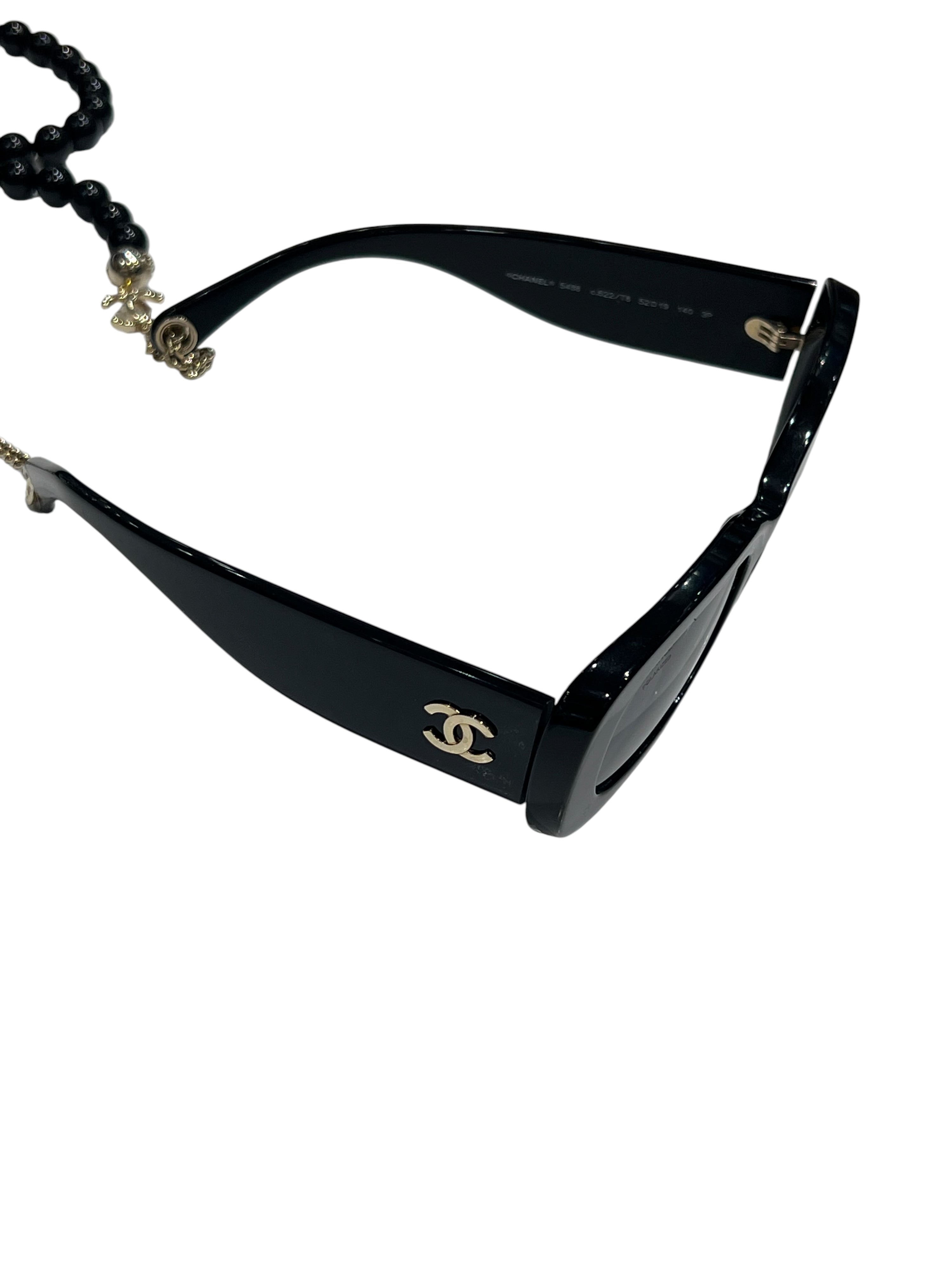 Chanel – Schwarze Sonnenbrille mit Perlenkette
