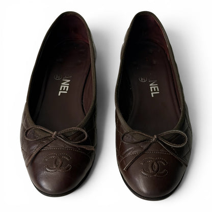 Chanel - Ballerines en cuir marron matelassé T.36,5