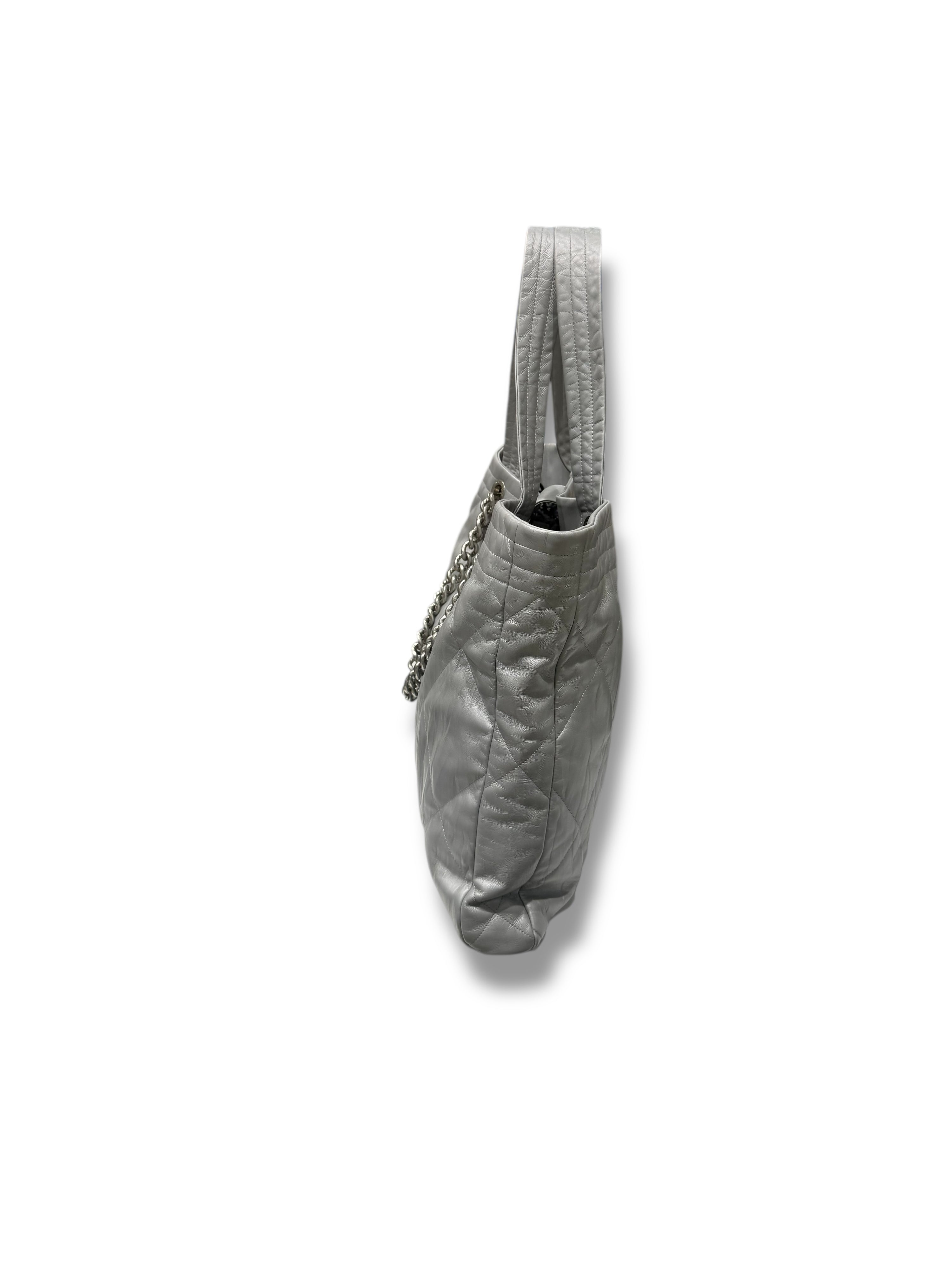 Chanel - Maxi 19 silver tote bag