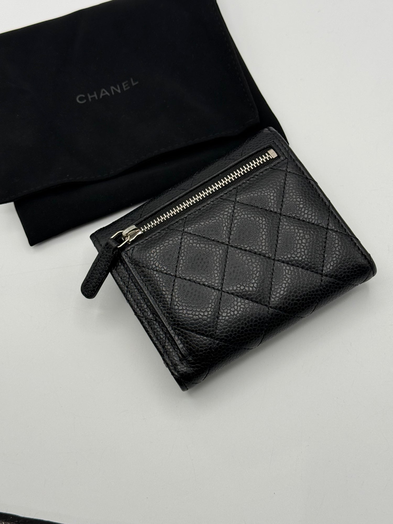 Chanel - Portefeuille à rabat PM caviar noir