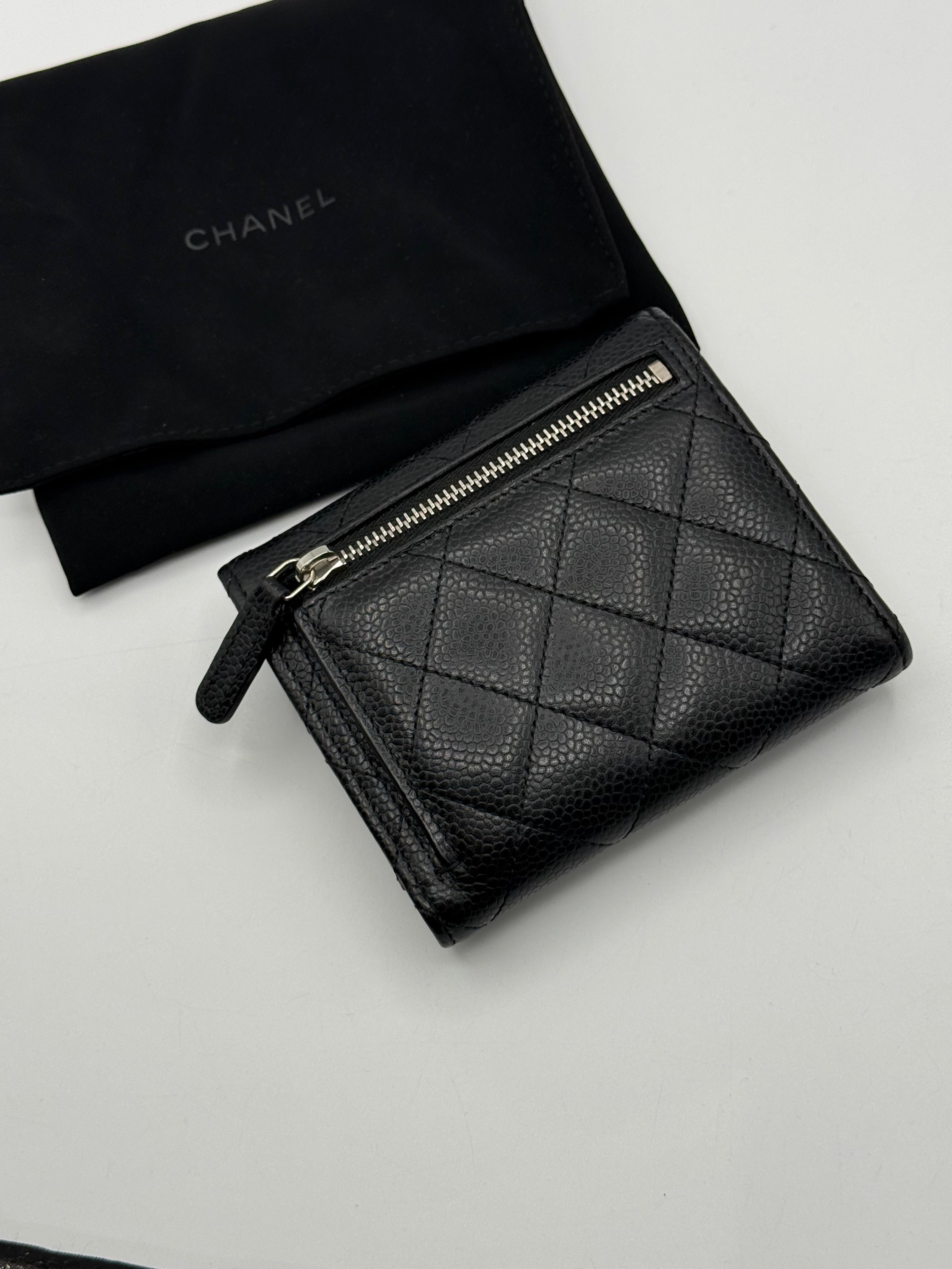 Chanel - Portefeuille à rabat PM caviar noir