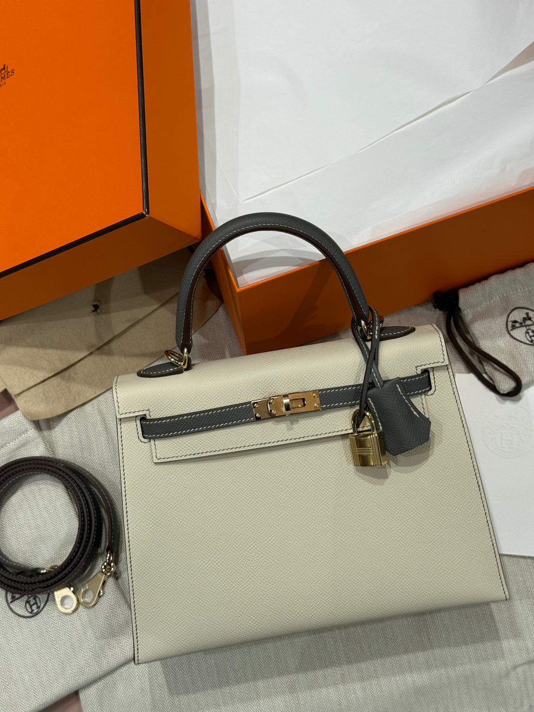 Hermès - Sac Kelly 25 Craie / Gris Meyer commande spécial