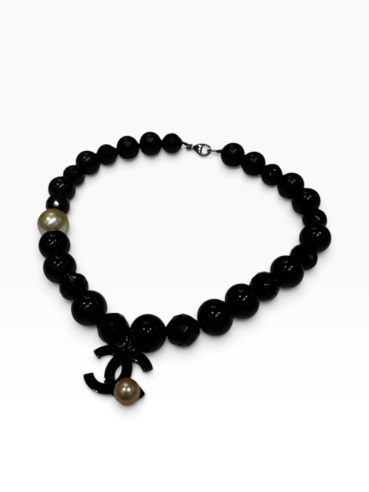Chanel - Collier CC en perles noires et perles nacrées