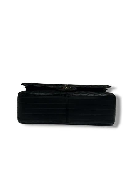 Chanel - Sac Jumbo noir cuir caviar chevron