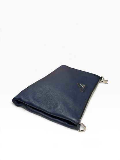 Prada - sac pochette cuir grainé marine