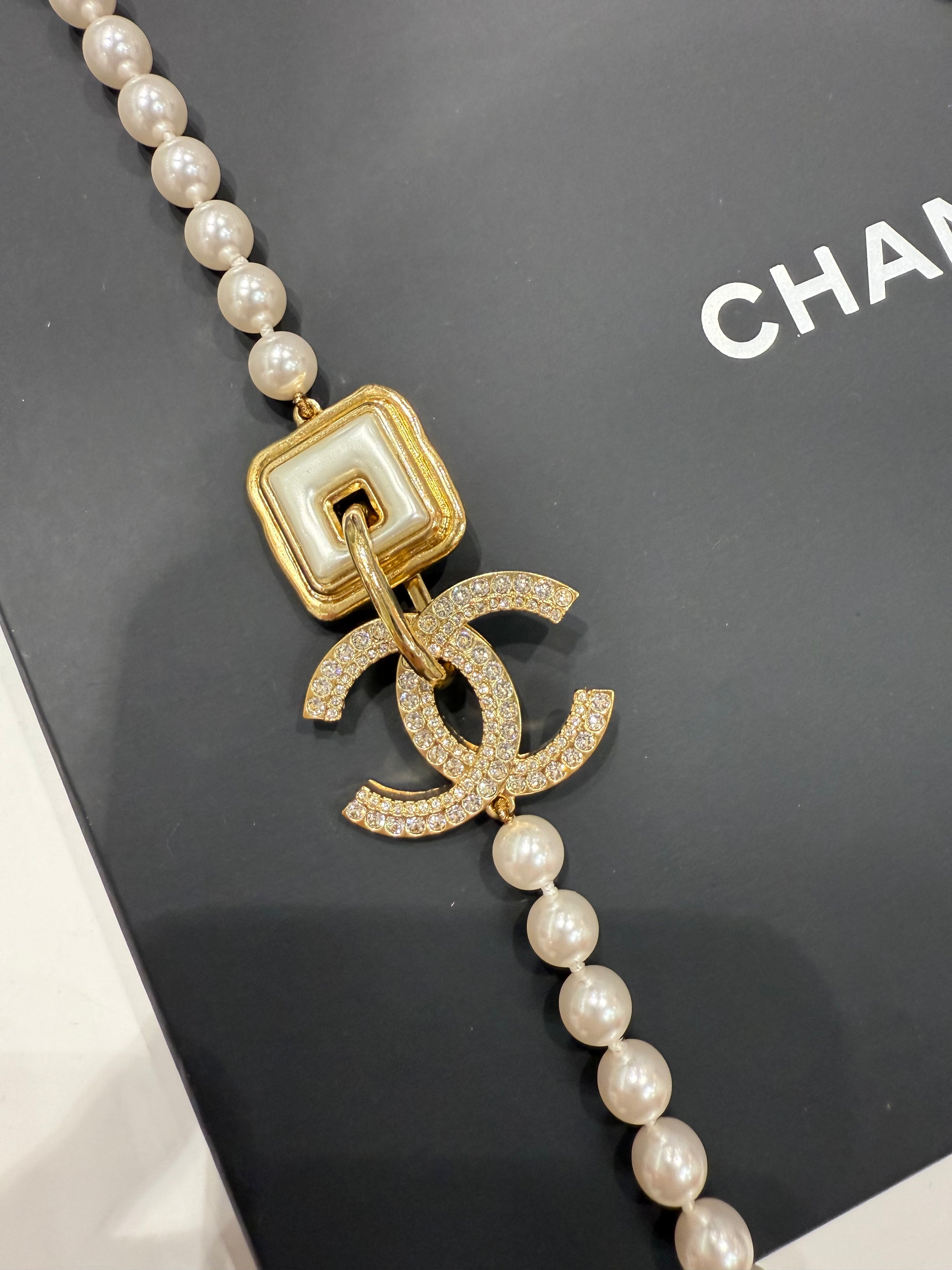 Chanel - Sautoir perles CC strass double tour