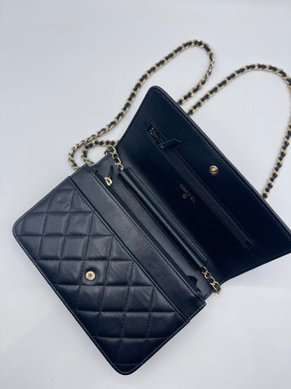 Chanel - Portafoglio con catena nero e camelia in edizione limitata