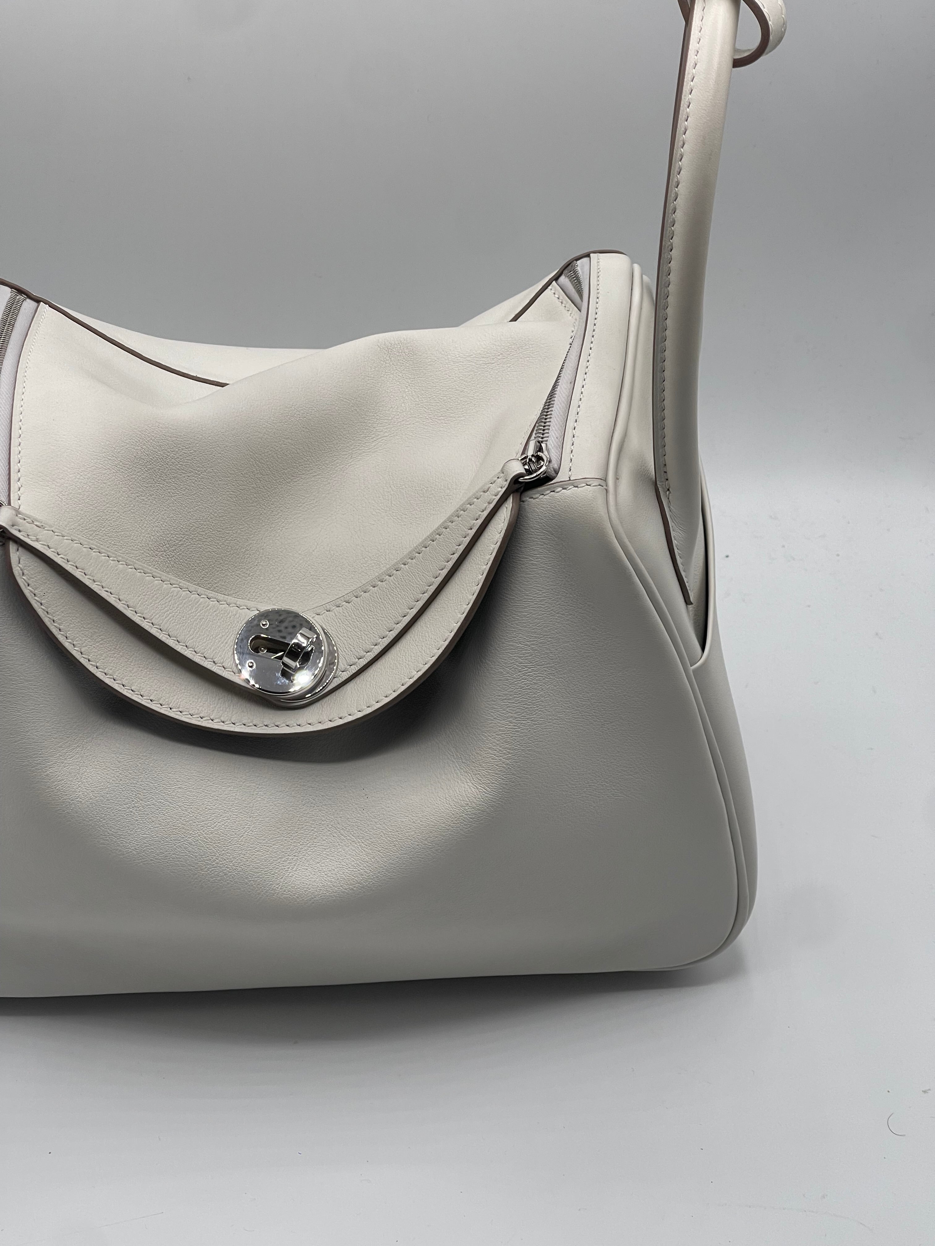 Hermès - Sac Lindy 26 Swift gris pale