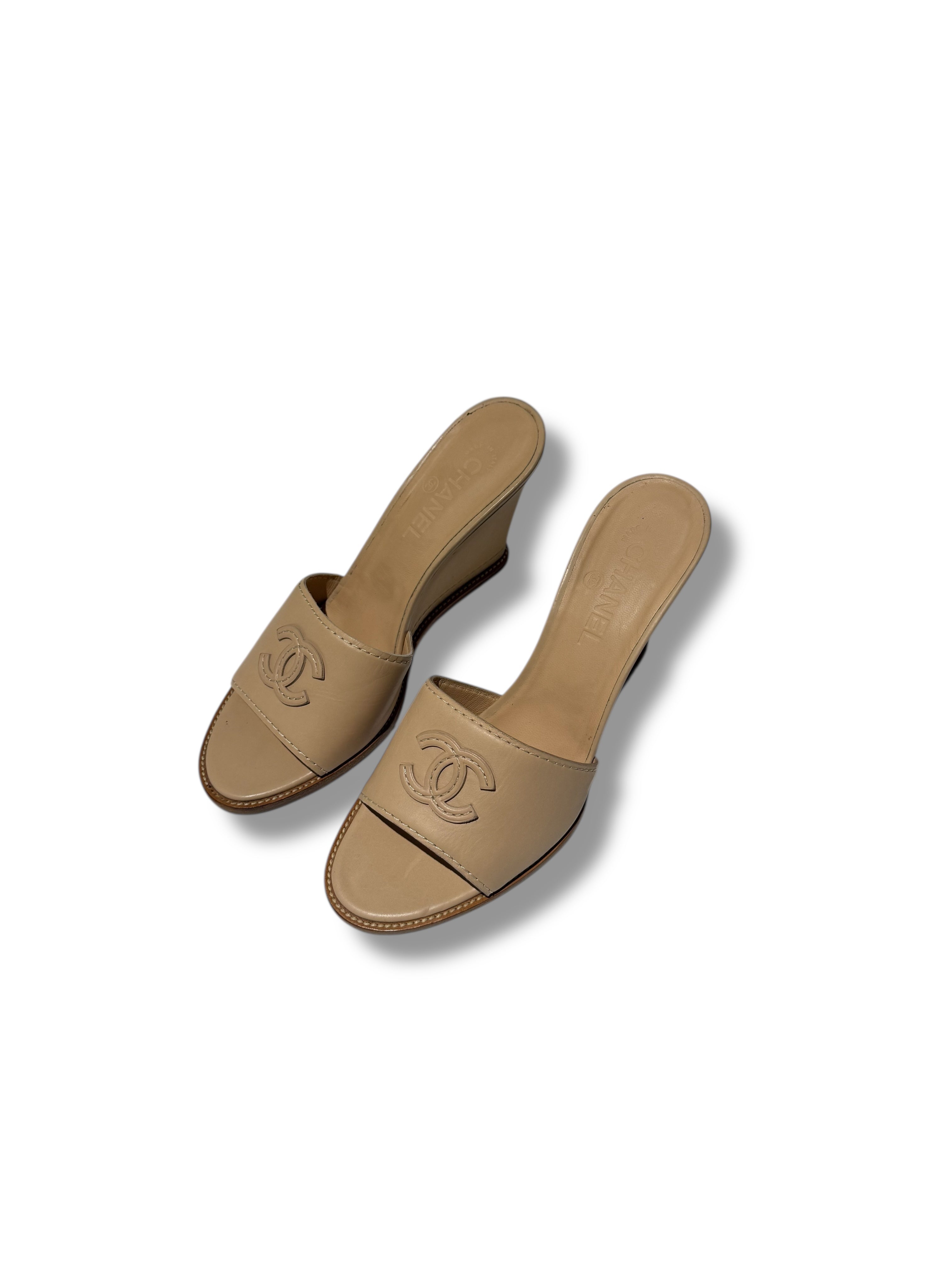Chanel - Sandales compensées beige CC T41