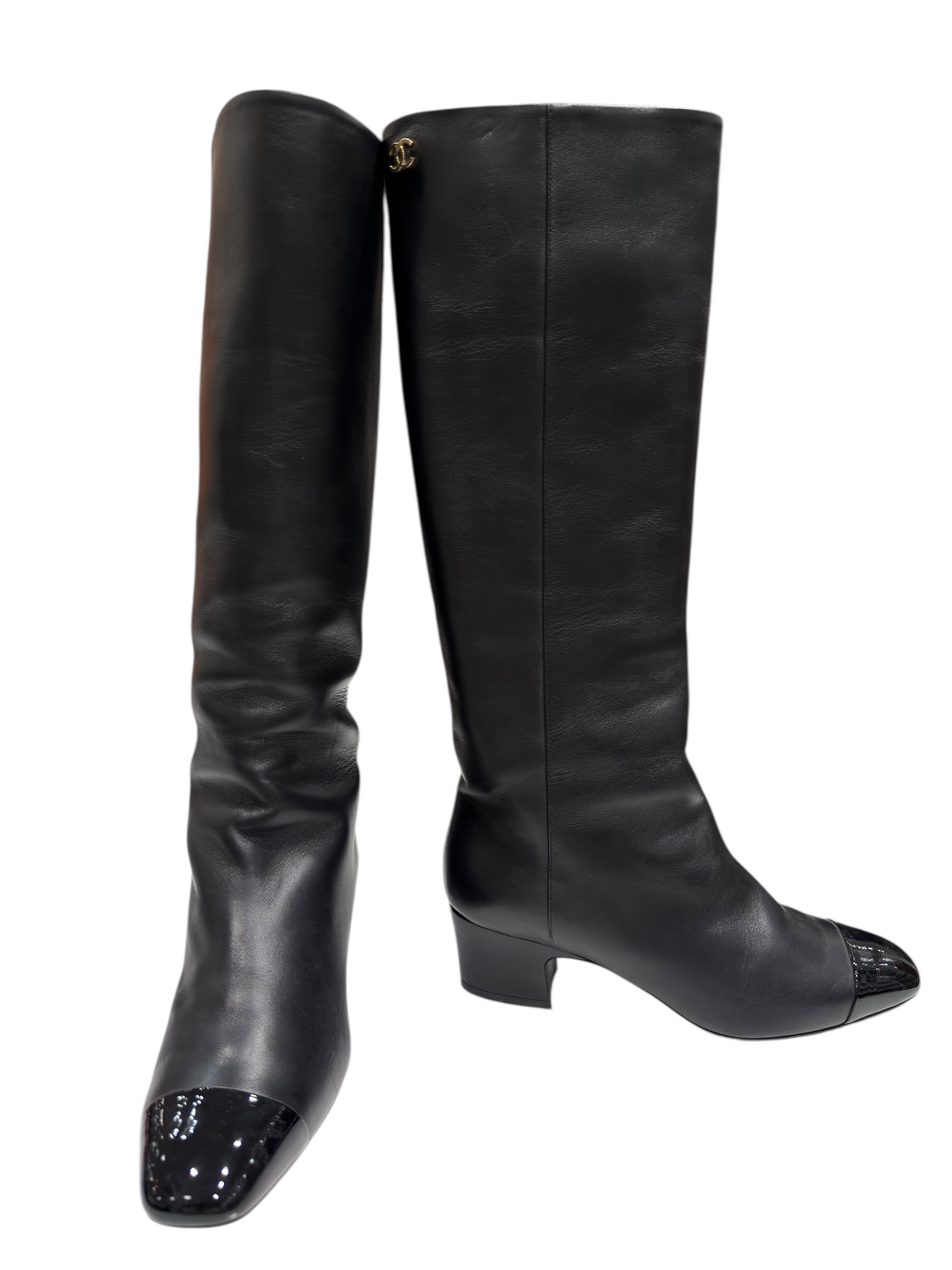 Chanel - Bottes en cuir noir et logo champagne T37