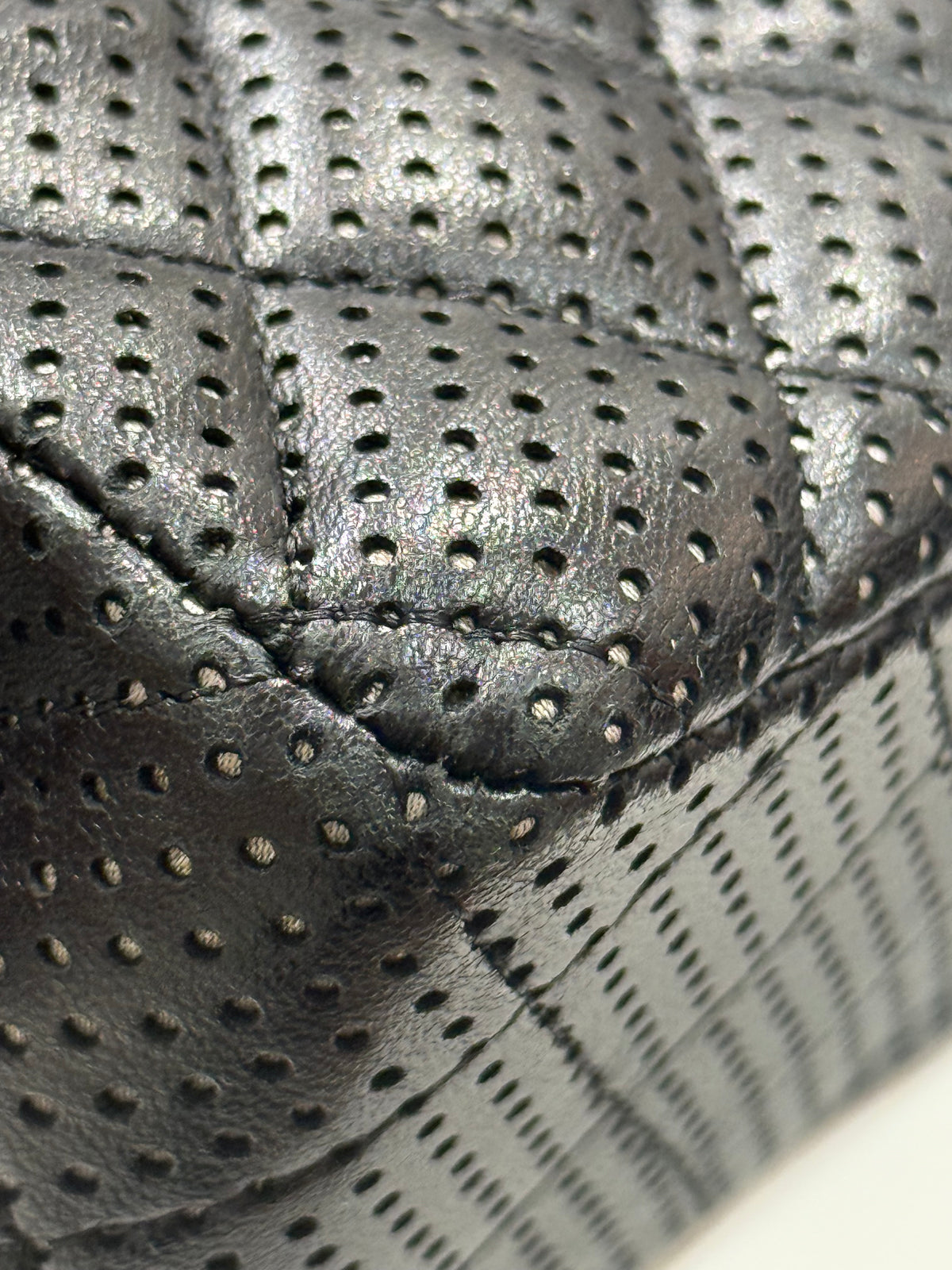 Chanel - Sac classique mini square perforé