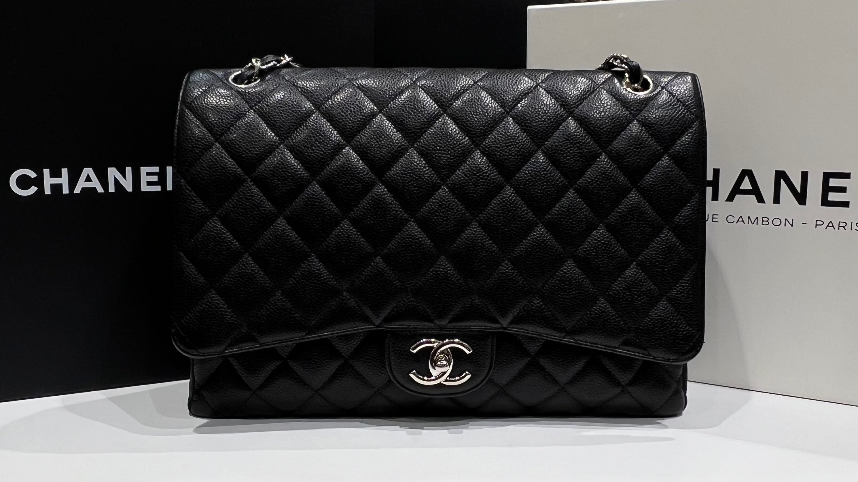 Chanel – klassische Maxi-Jumbo-Tasche aus schwarzem Kaviarleder