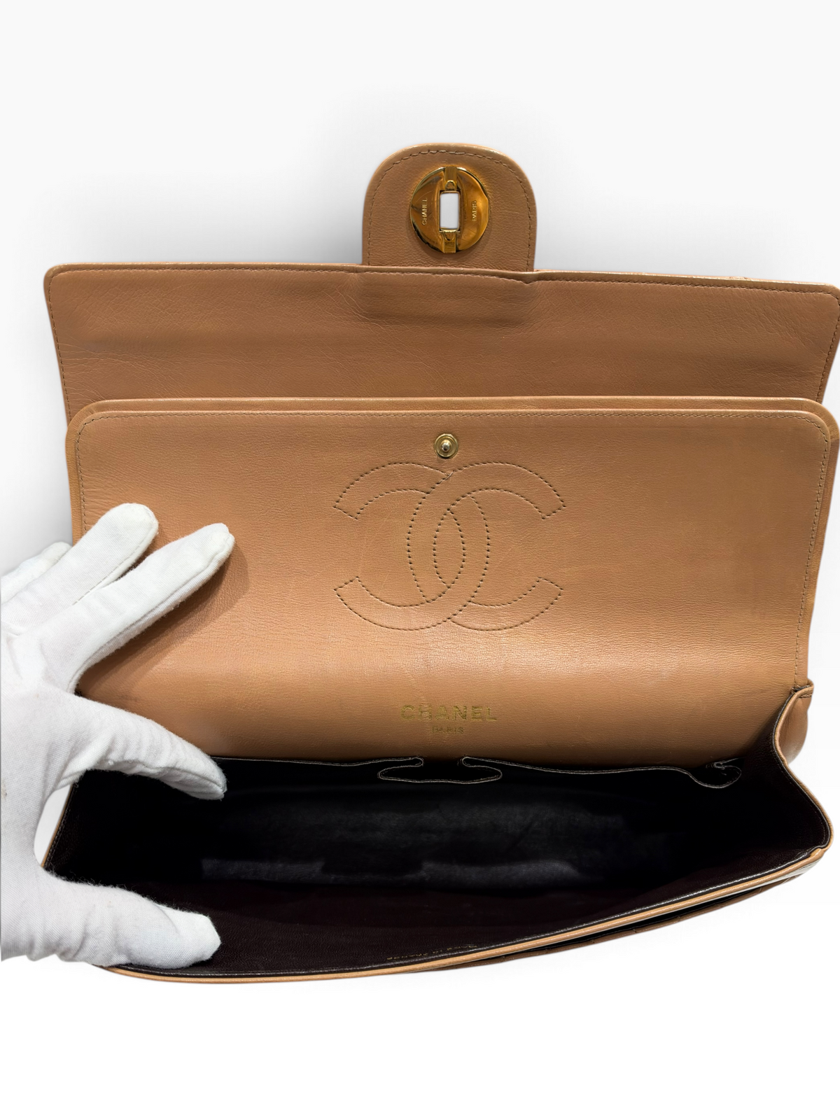 Chanel - Sac Timeless Medium cuir matelassé beige