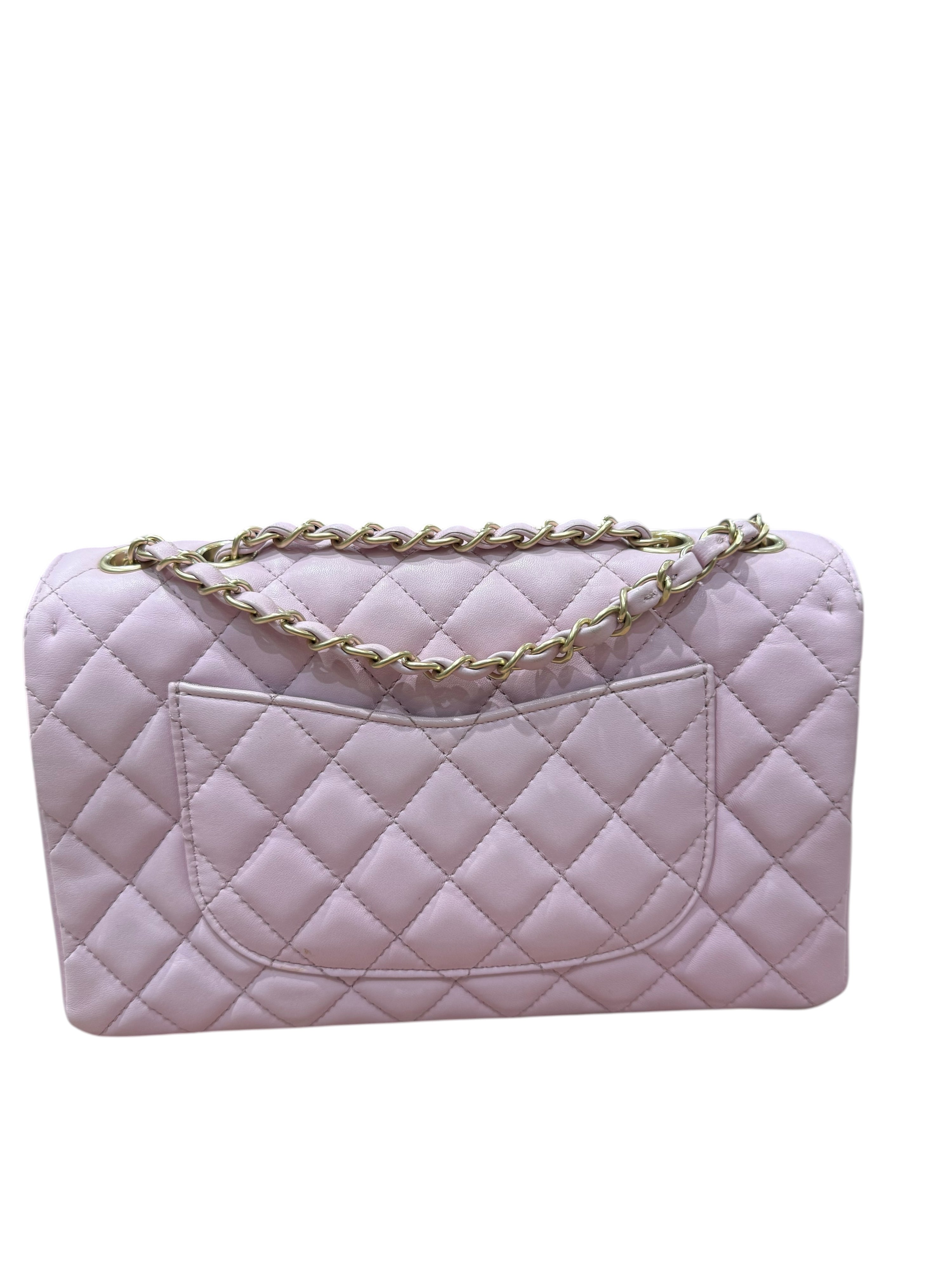Chanel - Klassische Tasche aus fliederfarbenem Leder mit antikgoldenen Verzierungen