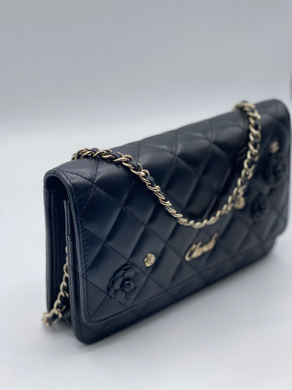Chanel - Portafoglio con catena nero e camelia in edizione limitata
