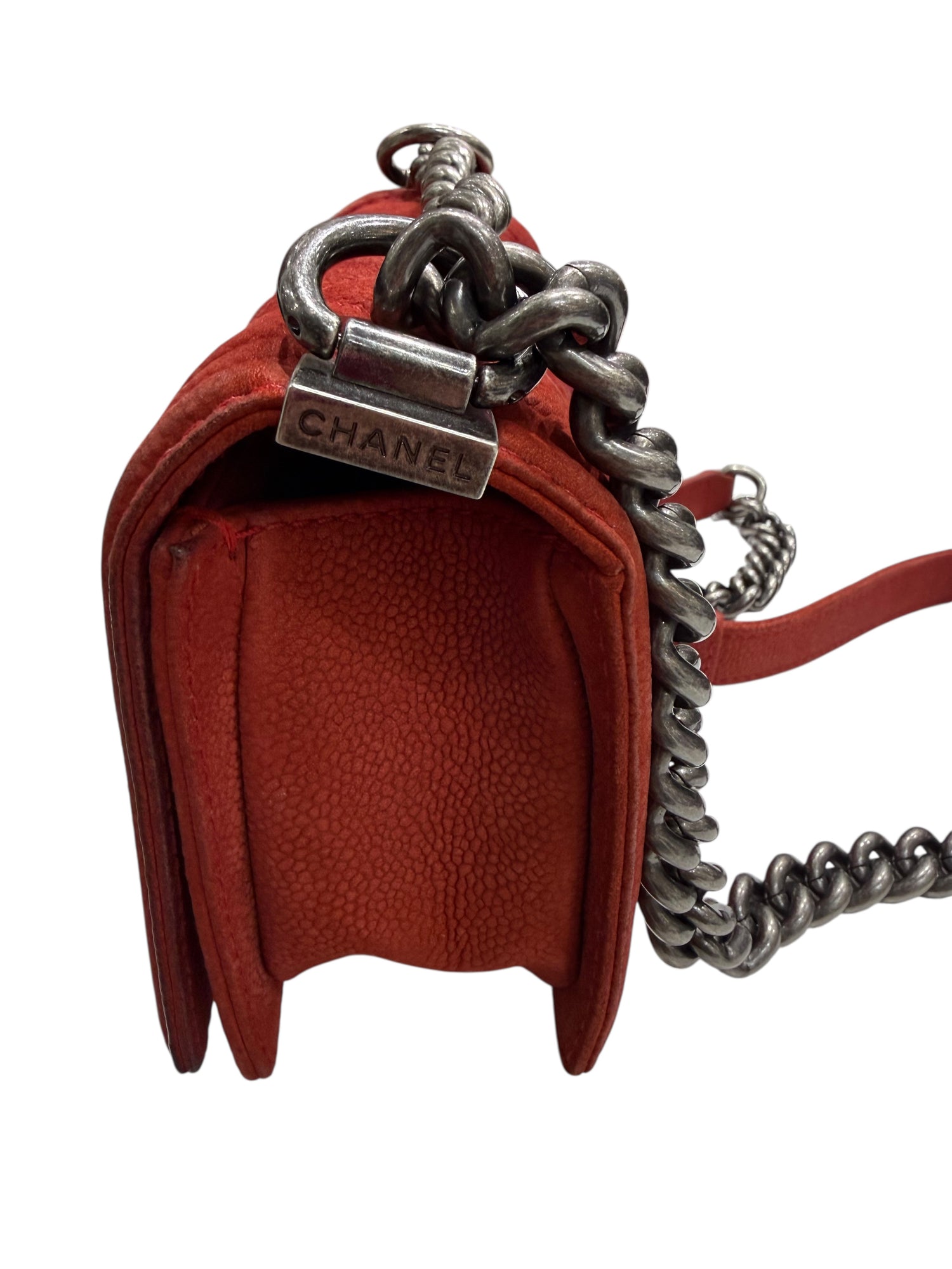 Chanel – Sac Boy Small En Veau Suédé Rouge | Les Folies d’Eugénie