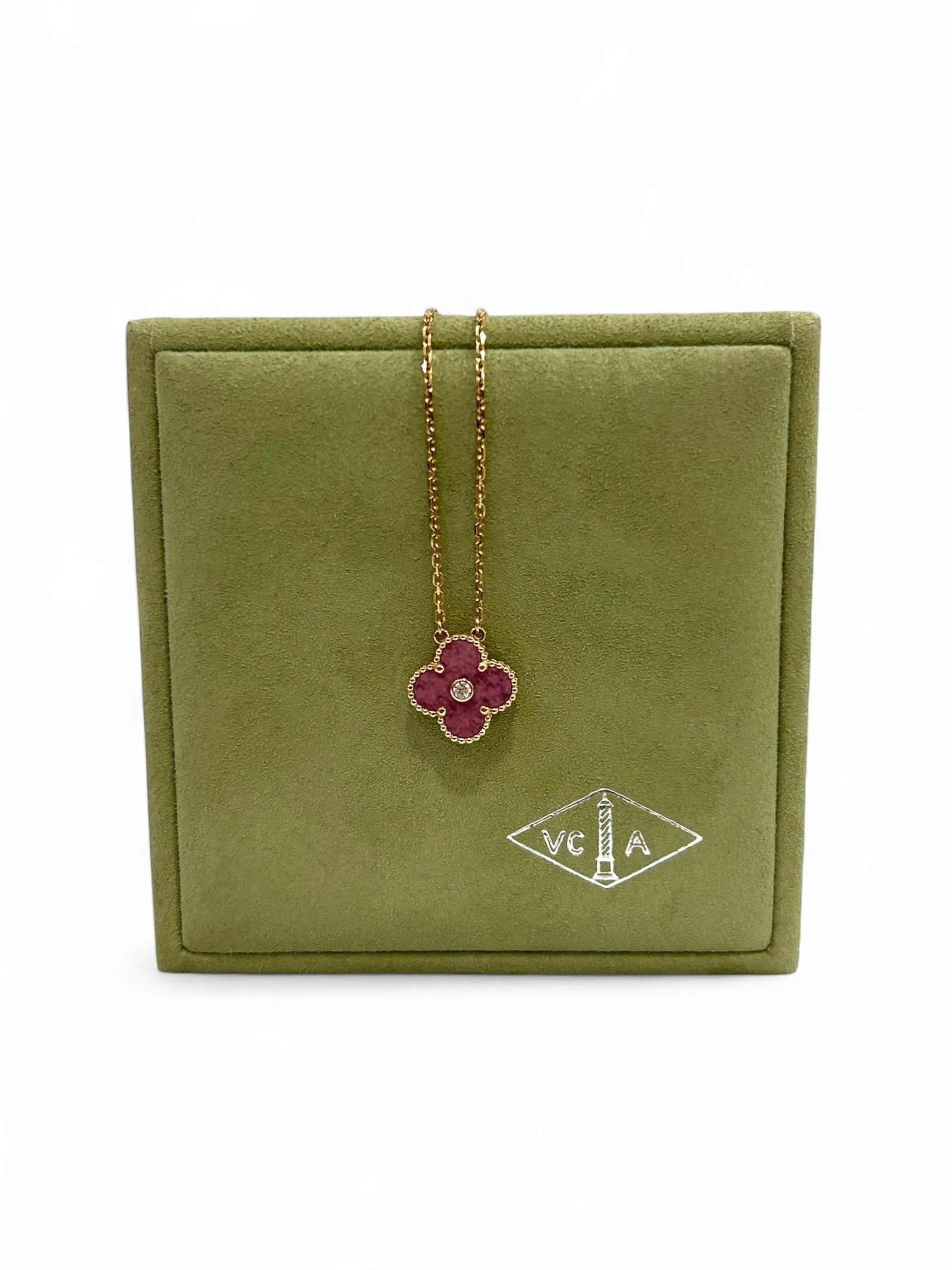 Van Cleef &amp; Arpels - Collier Alhambra collection Holiday 2021