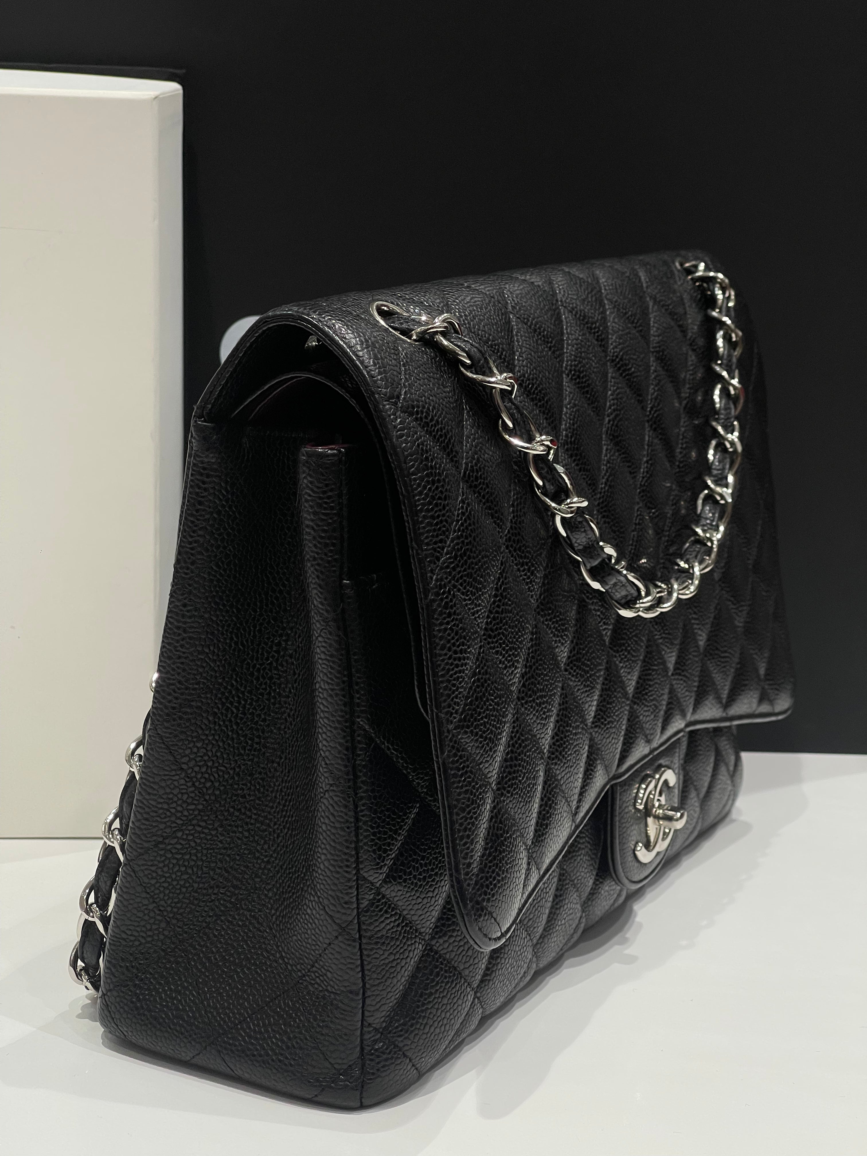شانيل - حقيبة ماكسي كلاسيكية من جلد الكافيار الأسود