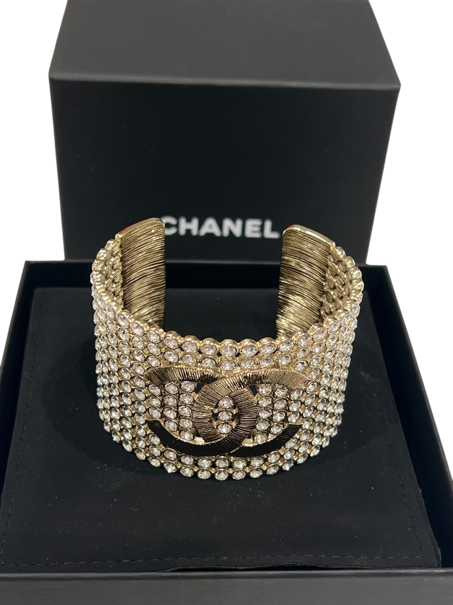 Chanel - manchette métal champagne brossé et strass 2023