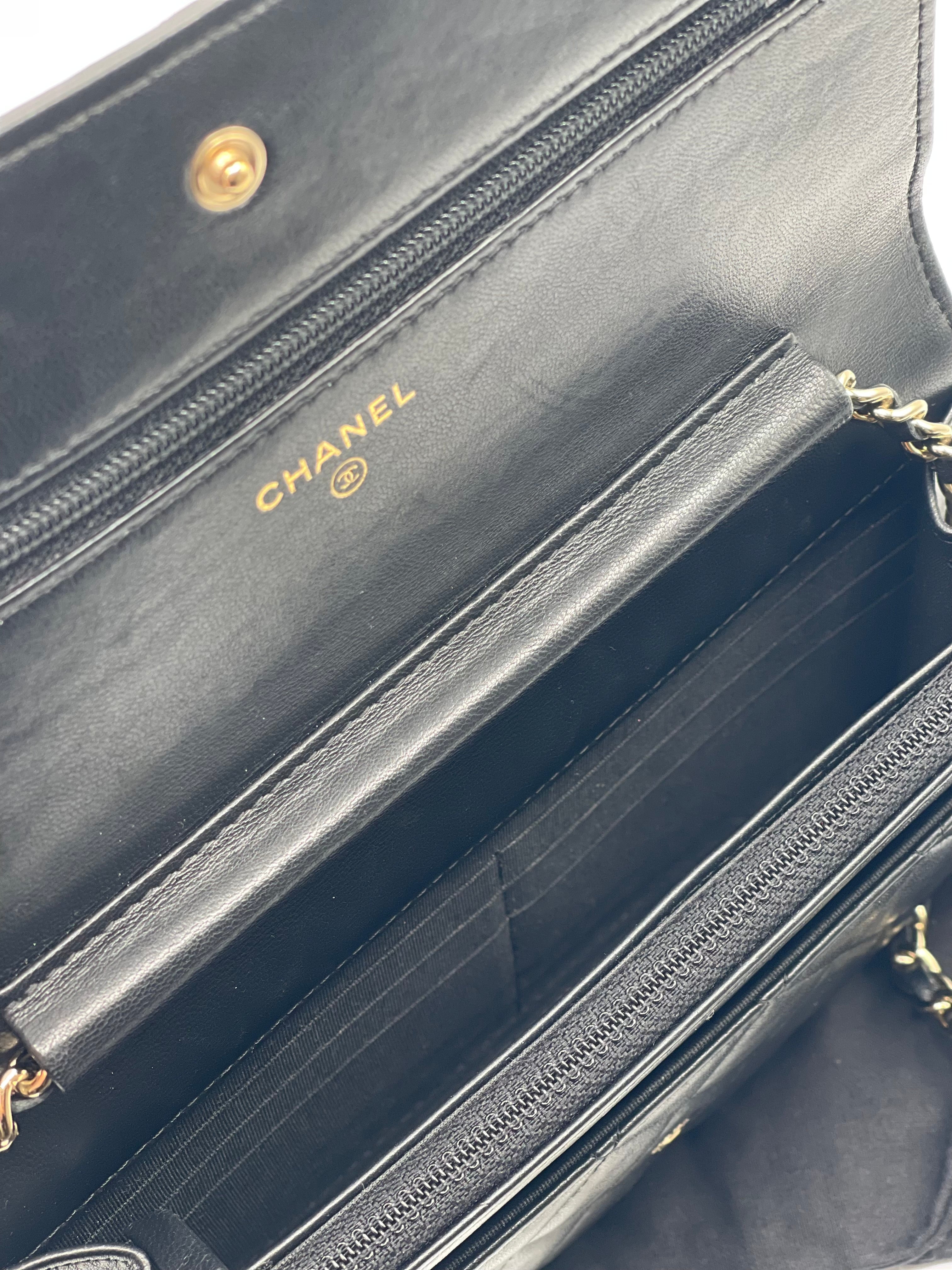Chanel - Portafoglio con catena nero e camelia in edizione limitata