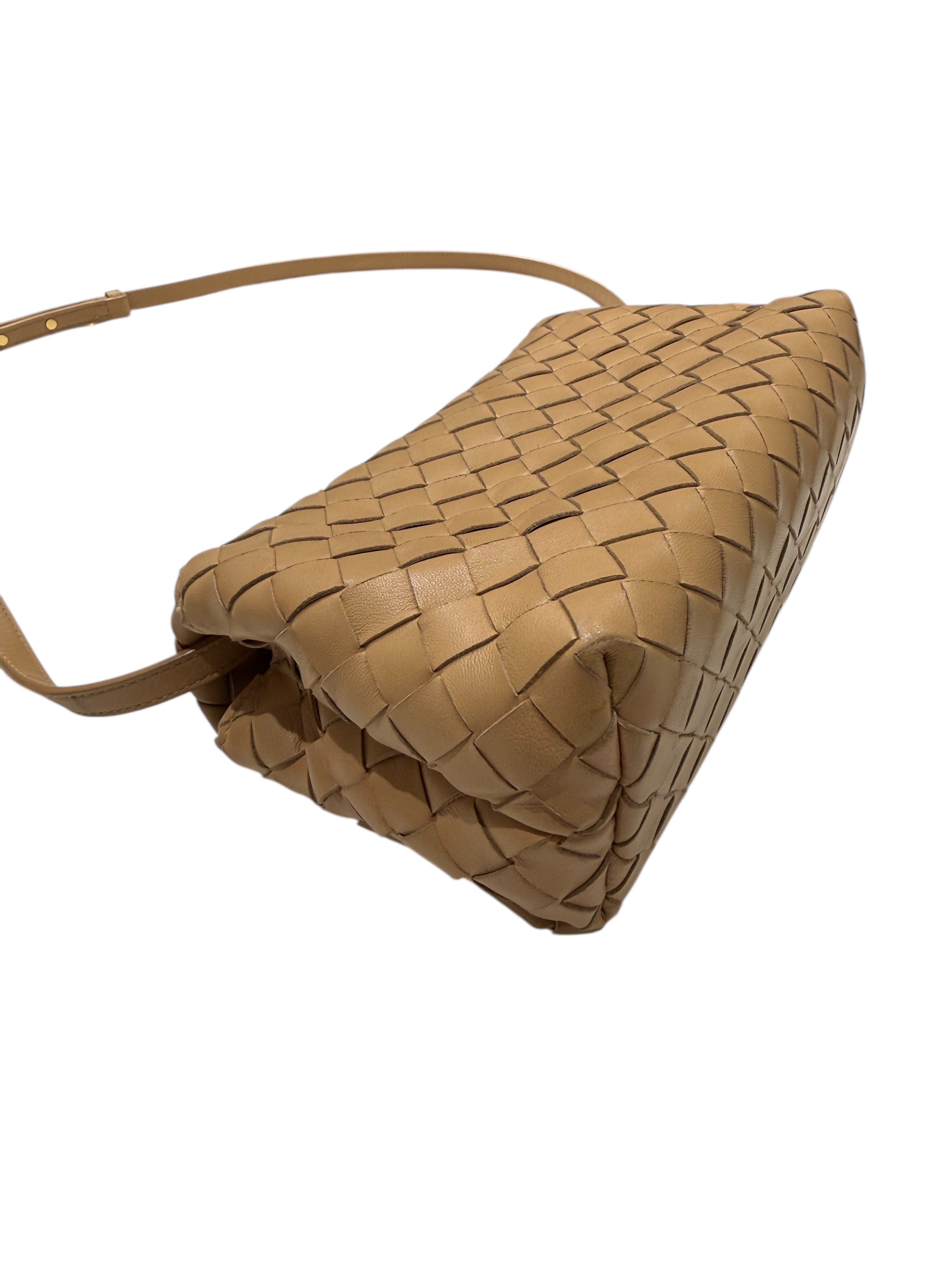 Bottega Veneta - Schultertasche aus geflochtenem beigem Leder