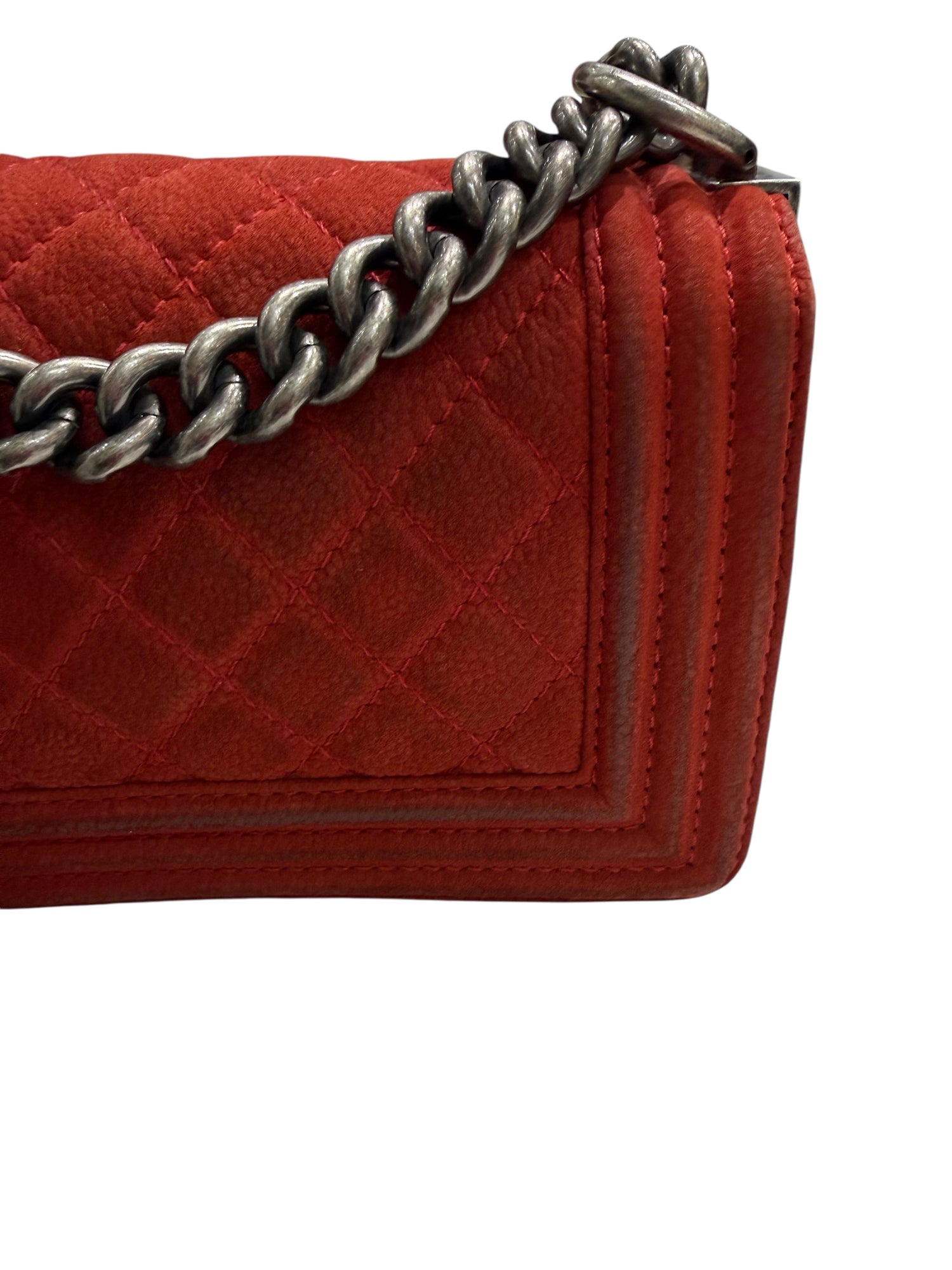 Chanel – Sac Boy Small En Veau Suédé Rouge | Les Folies d’Eugénie