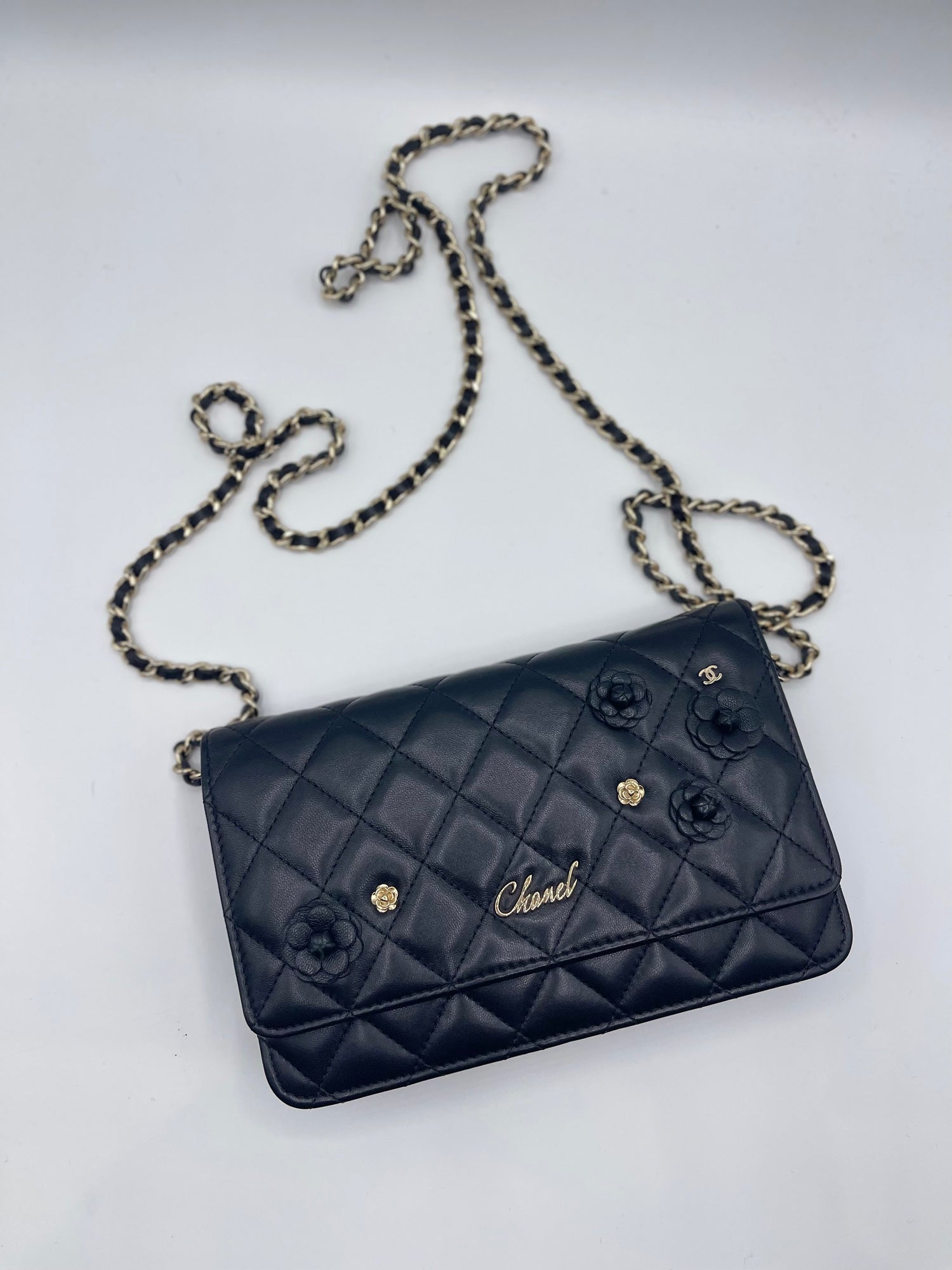 Chanel - Portafoglio con catena nero e camelia in edizione limitata