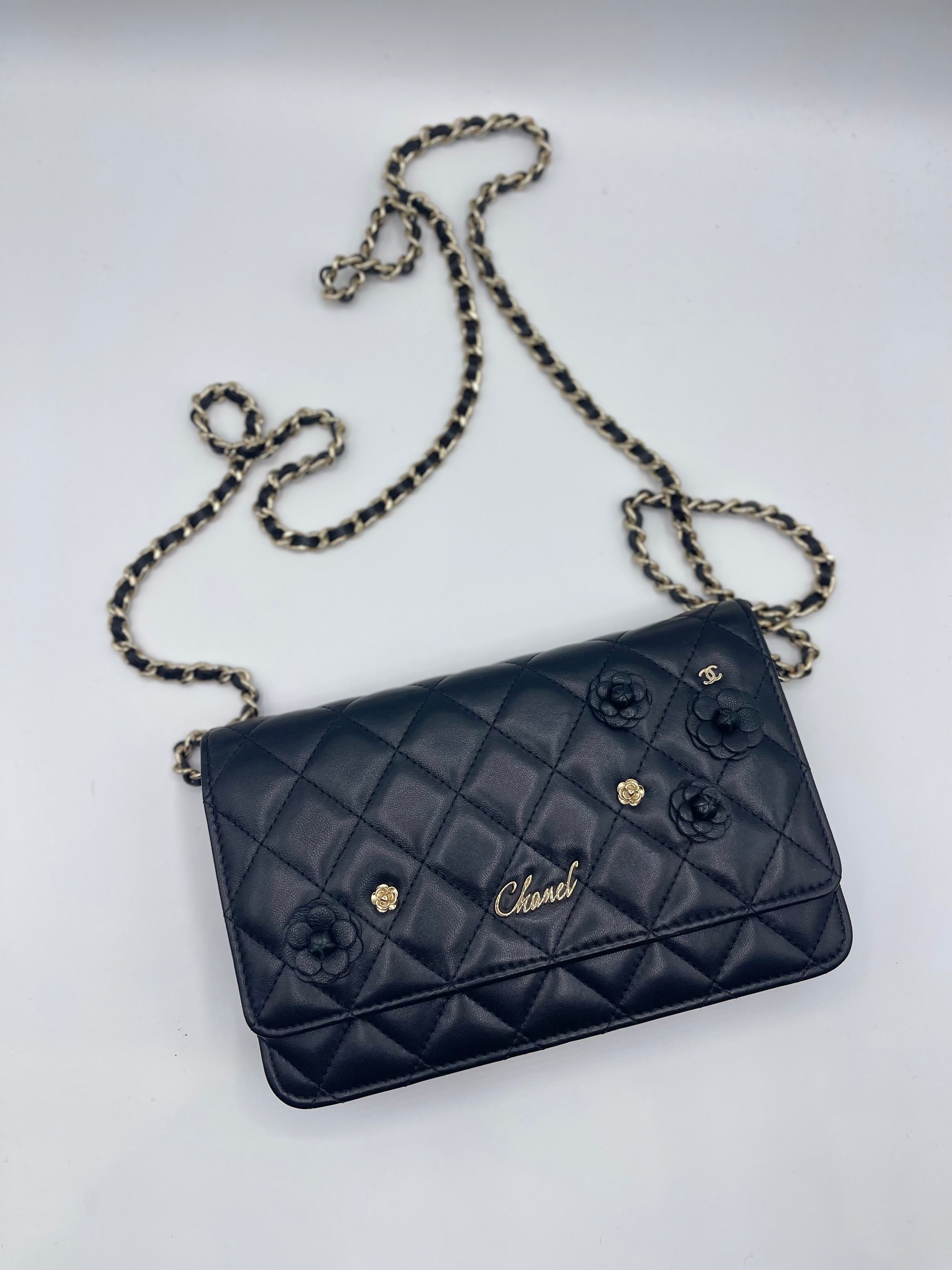 Chanel - Portafoglio con catena nero e camelia in edizione limitata