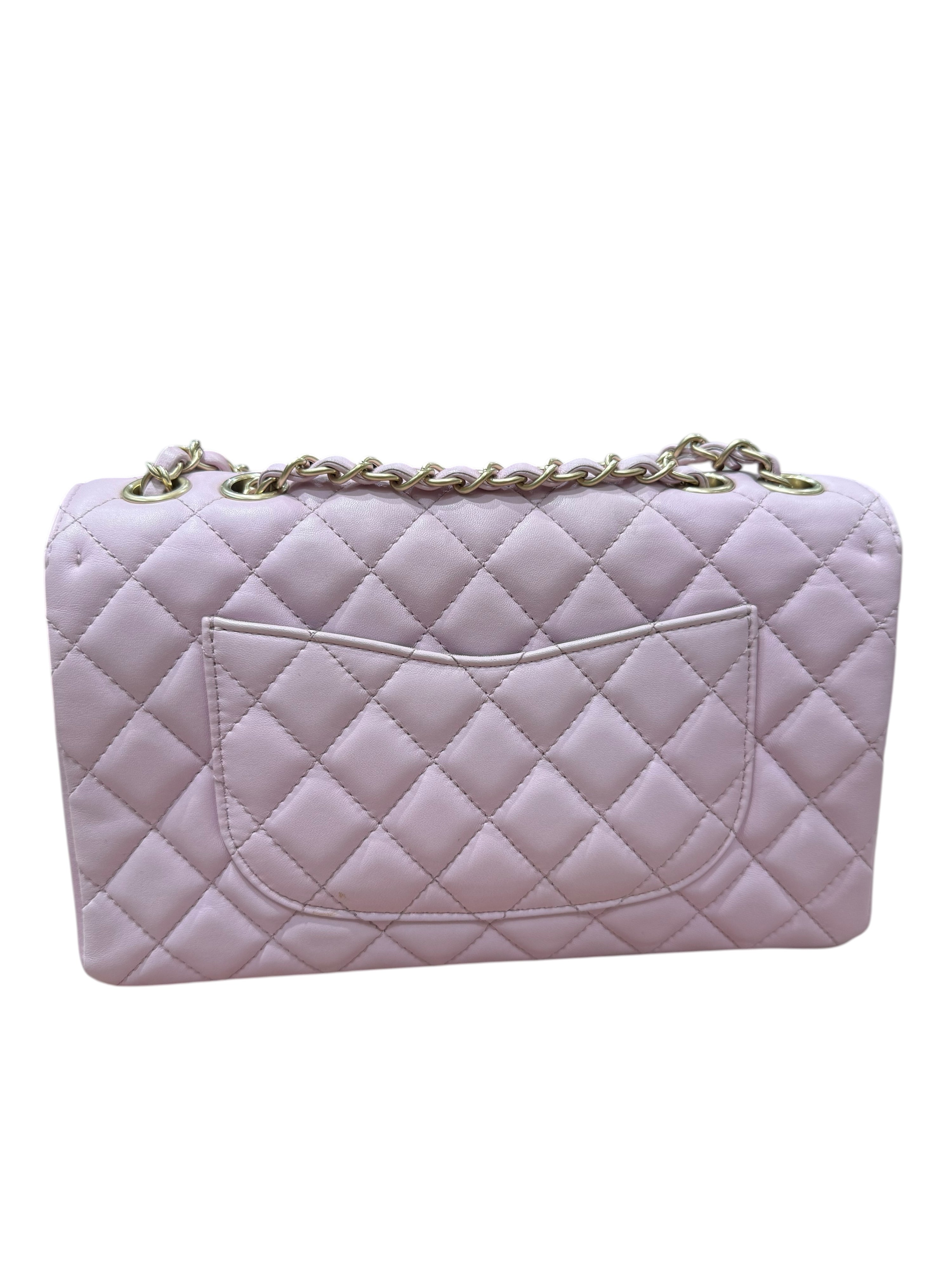 Chanel - Klassische Tasche aus fliederfarbenem Leder mit antikgoldenen Verzierungen