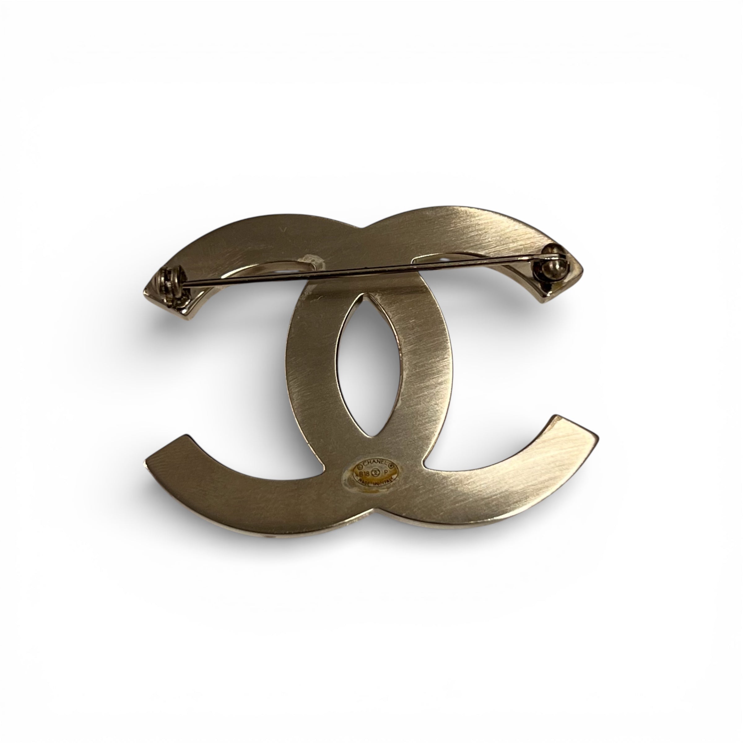 Chanel - Broche CC à perles