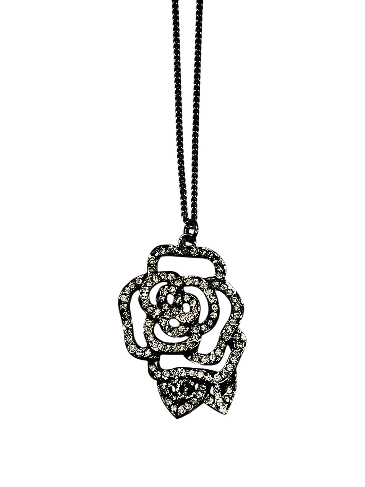 Chanel - collier chaîne métal argenté camélia et cc strass