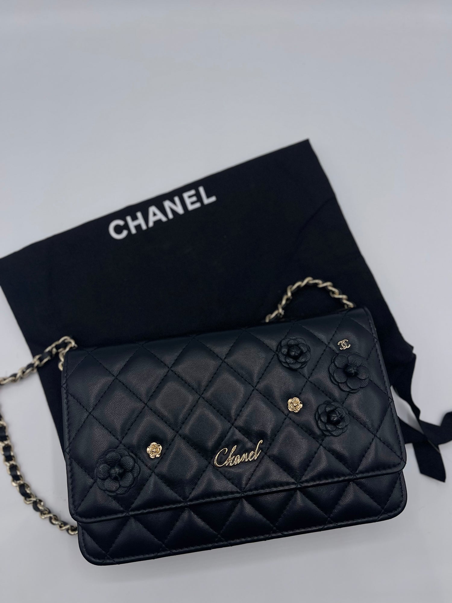 Chanel - Portafoglio con catena nero e camelia in edizione limitata