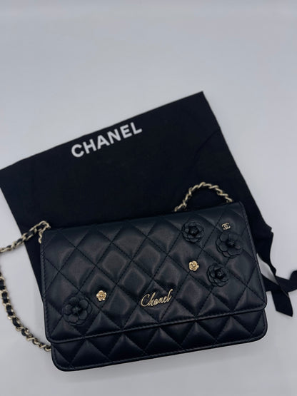Chanel - Portafoglio con catena nero e camelia in edizione limitata