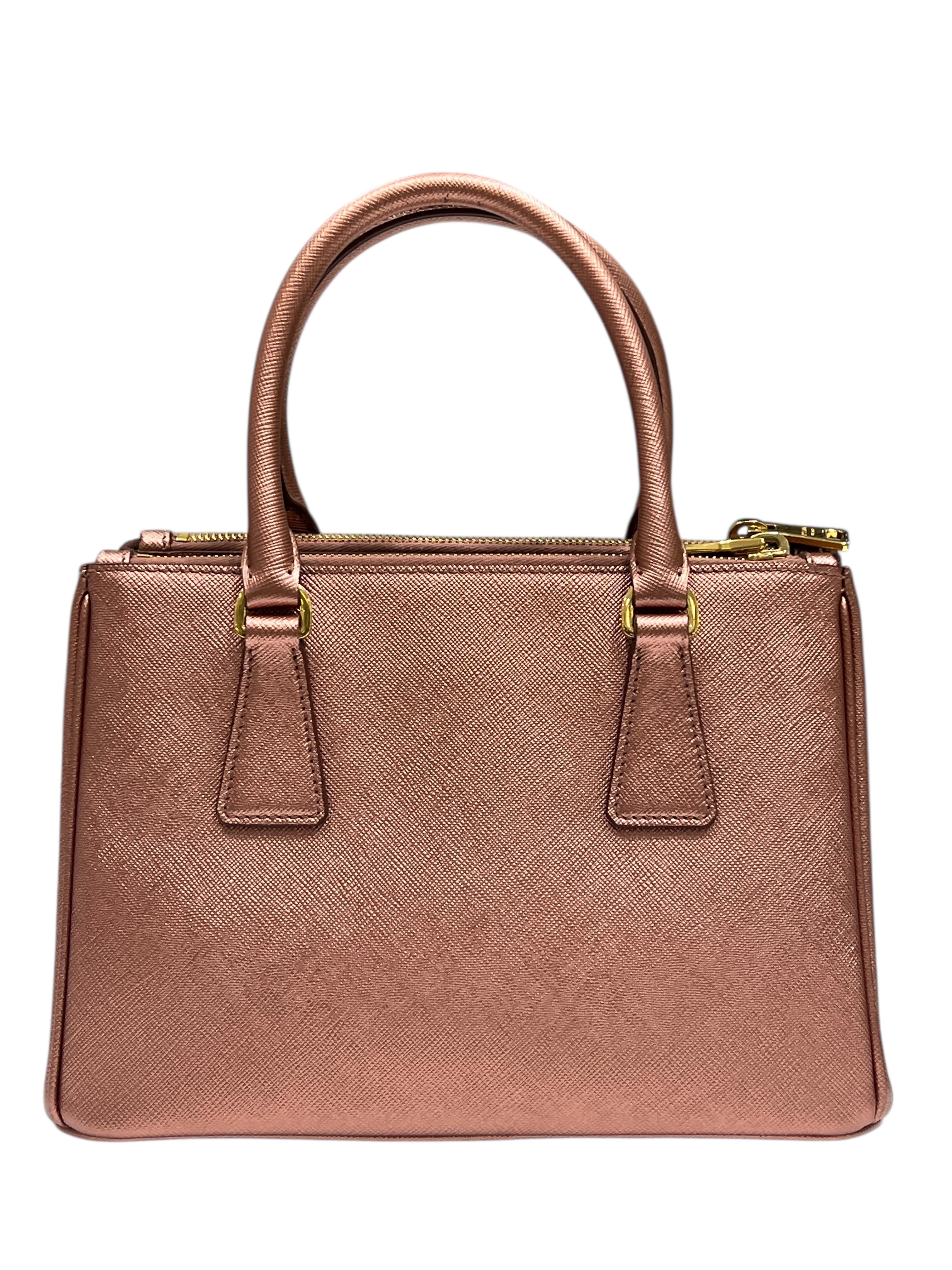 Prada / sac galleria PM cuir saffiano rose foncé irisé