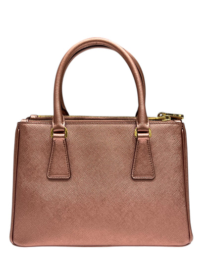 Prada / sac galleria PM cuir saffiano rose foncé irisé