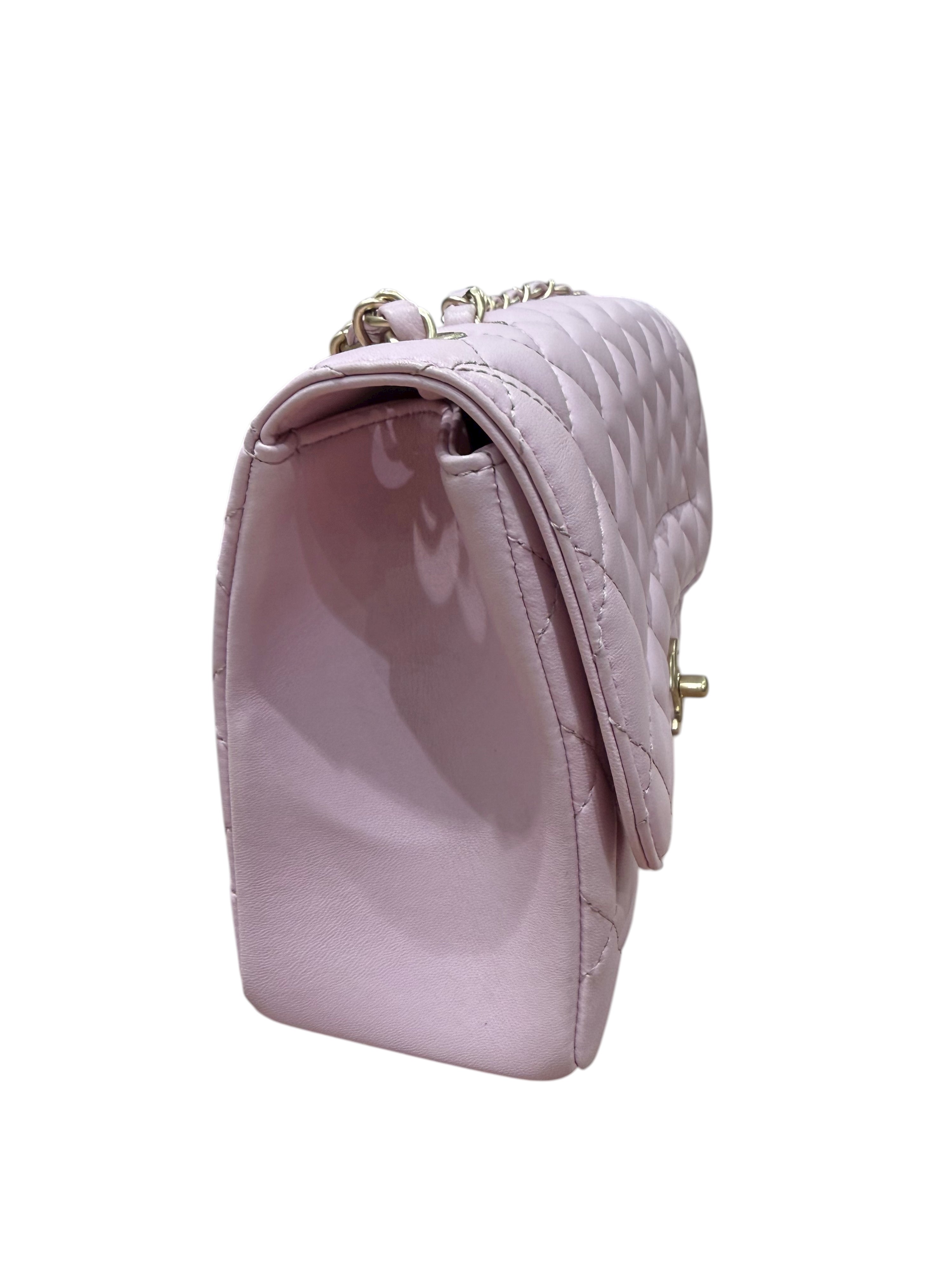 Chanel - Klassische Tasche aus fliederfarbenem Leder mit antikgoldenen Verzierungen