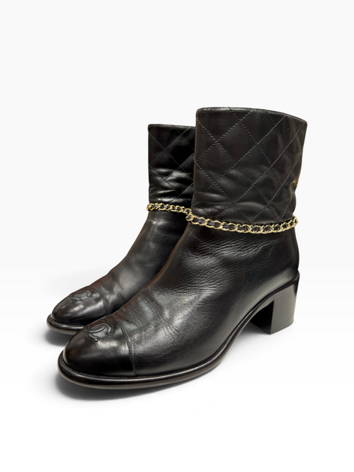 Chanel - Bottines en cuir noir avec chaîne dorée